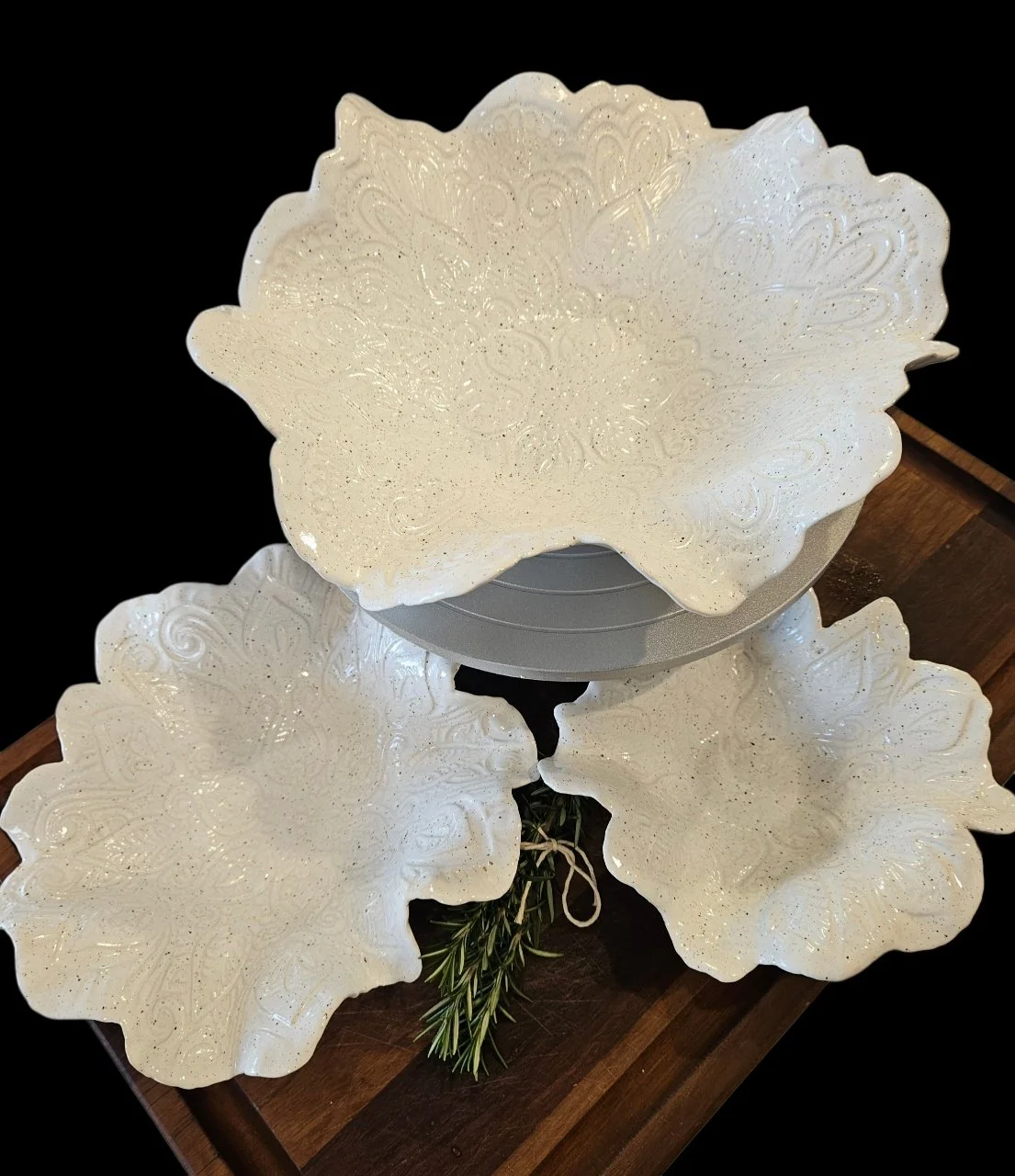 Classic white set of 3 dishes with speckle