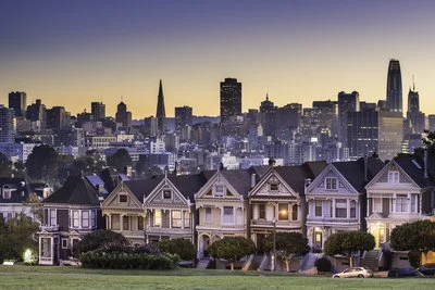 Painted Ladies in the foreground with the San Francisco skyline in the background.