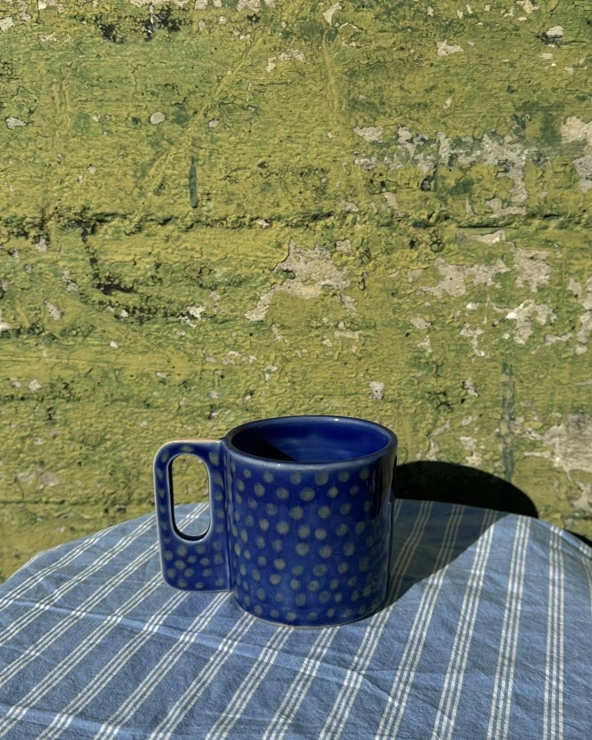 mod blue dot mug