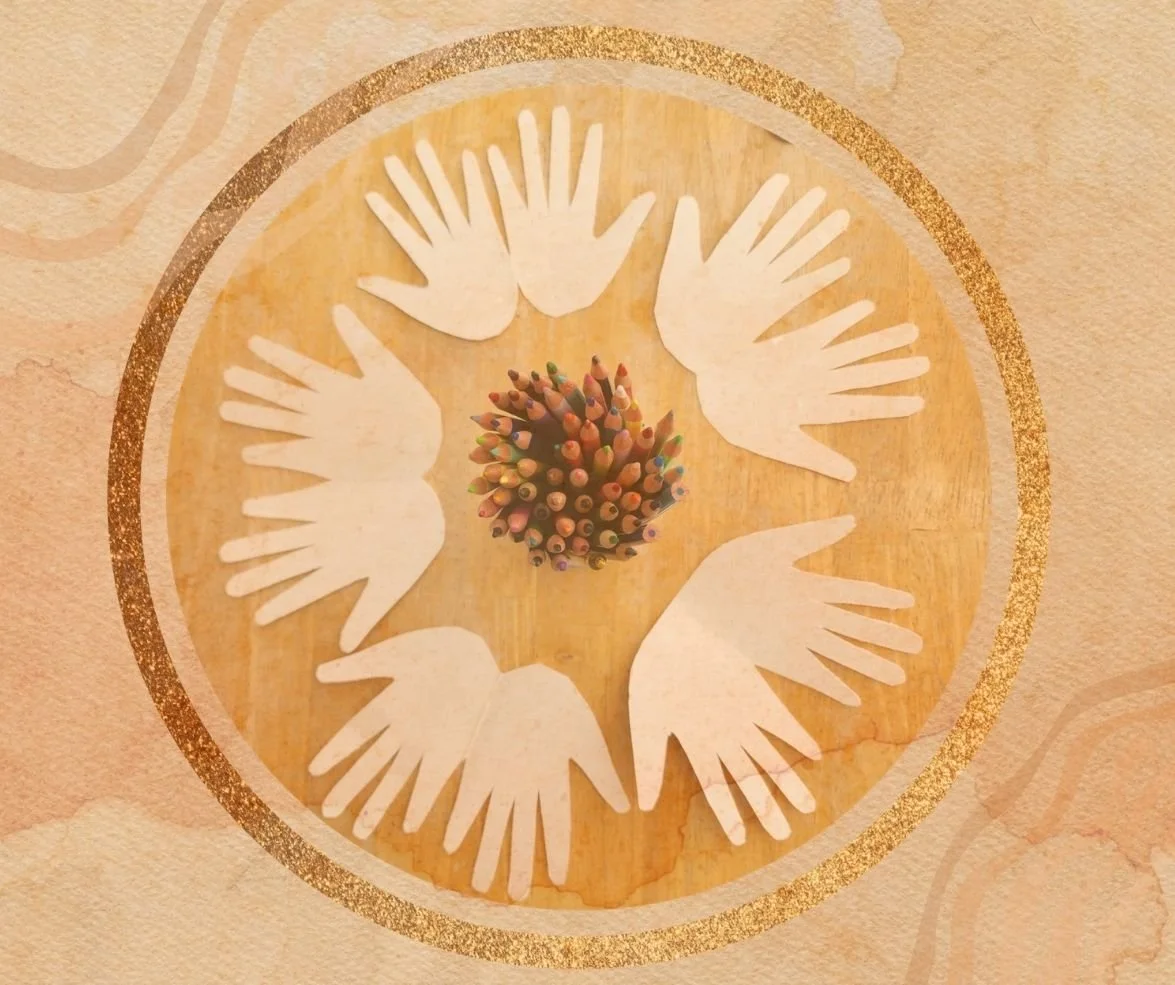 Un cercle avec plusieurs mains en papier blanc disposées en cercle autour d'un centre contenant des crayons de couleur suspendus sur un fond en bois, avec un bord doré.