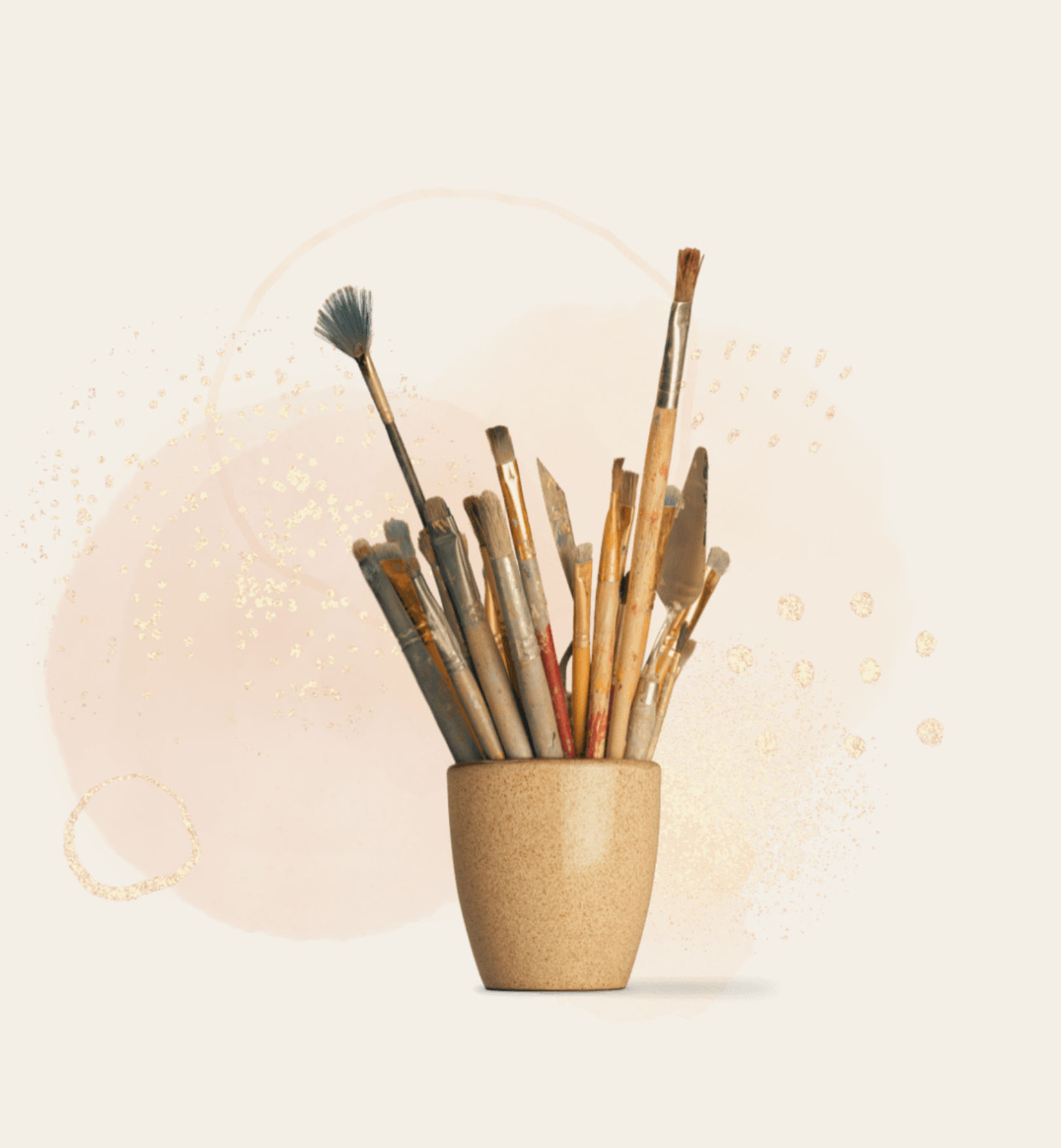 Vase beige contenant des pinceaux de peinture de différentes tailles et formes, placé contre un fond clair avec des motifs or