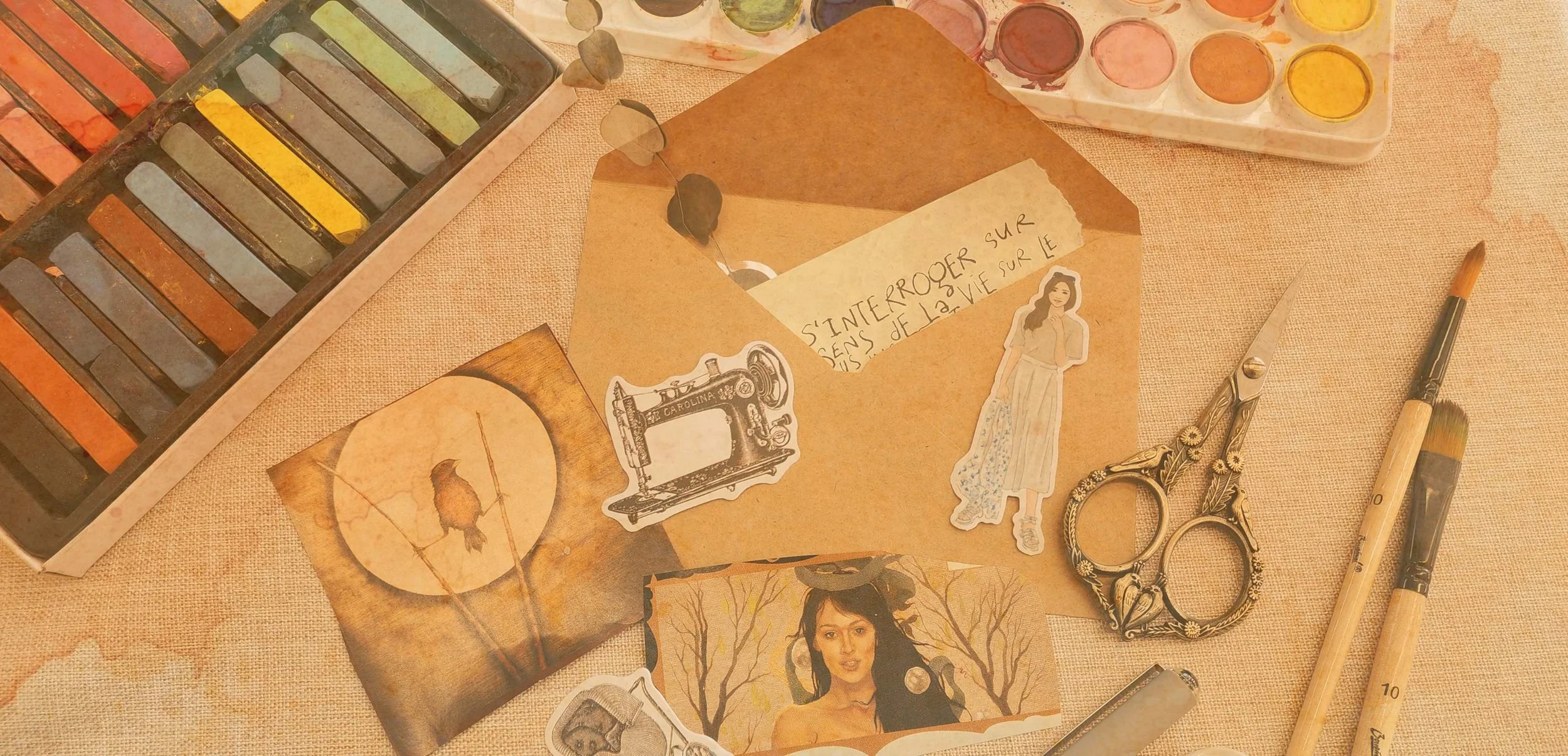 Étui de peinture avec aquarelles, ciseaux, stylos, lettres et décorations artistiques