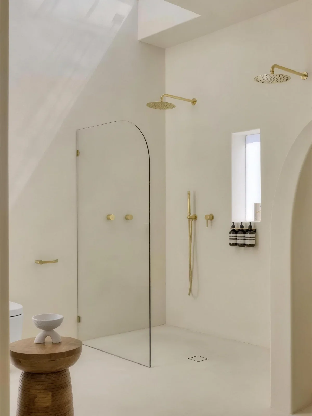 Microcement finish for walls, floors and wet areas