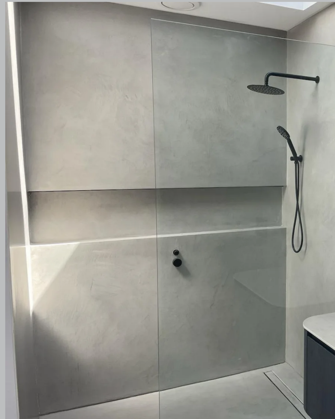 Refined polished plaster with soft movement and lustre