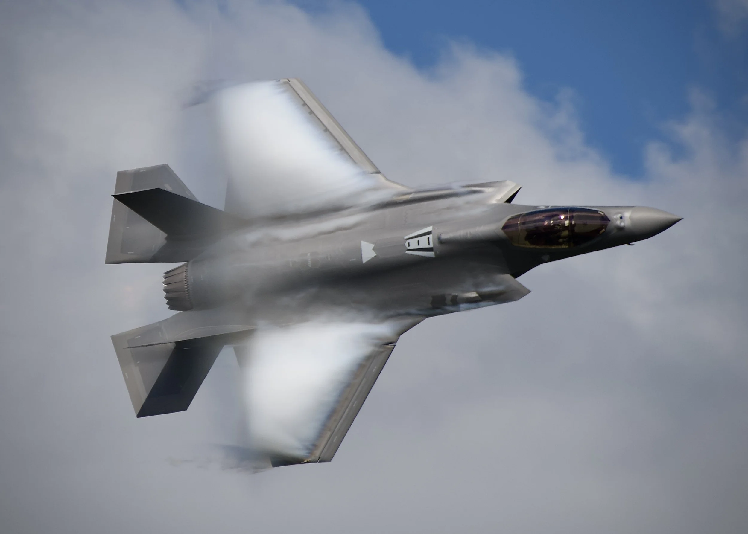 F-35 Lighting II making clouds