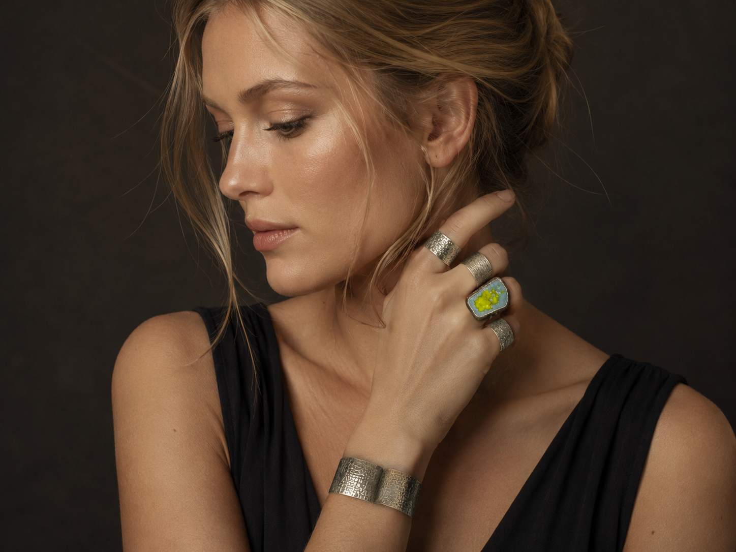 silver metal rings model.png
