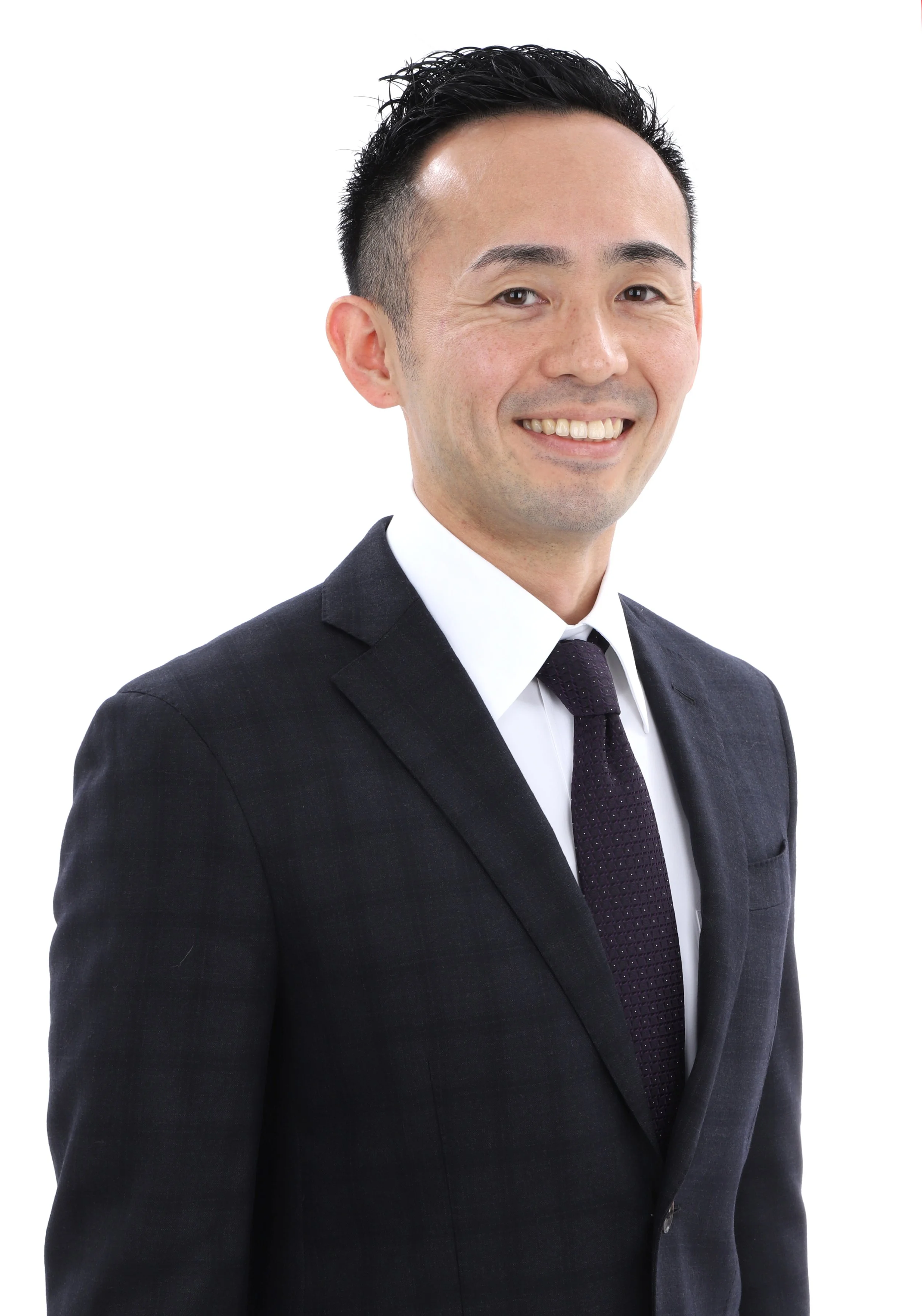 スーツを着た男性のポートレート。笑顔で白背景。