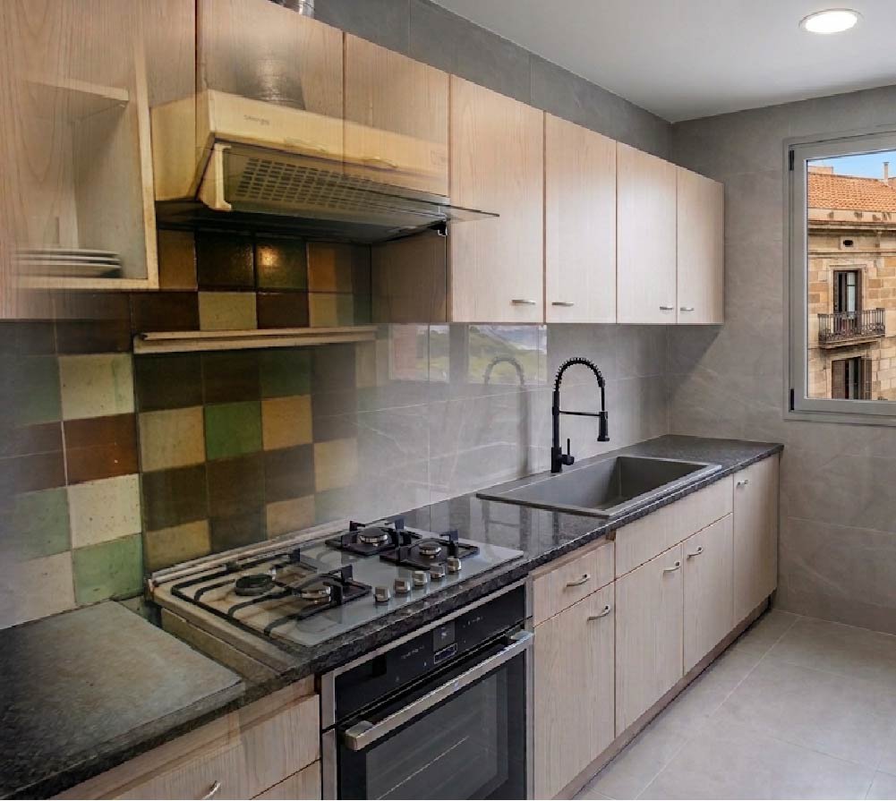 Cocina moderna con gabinetes de madera clara, estufa de gas, fregadero negro y vista a un edificio desde la ventana