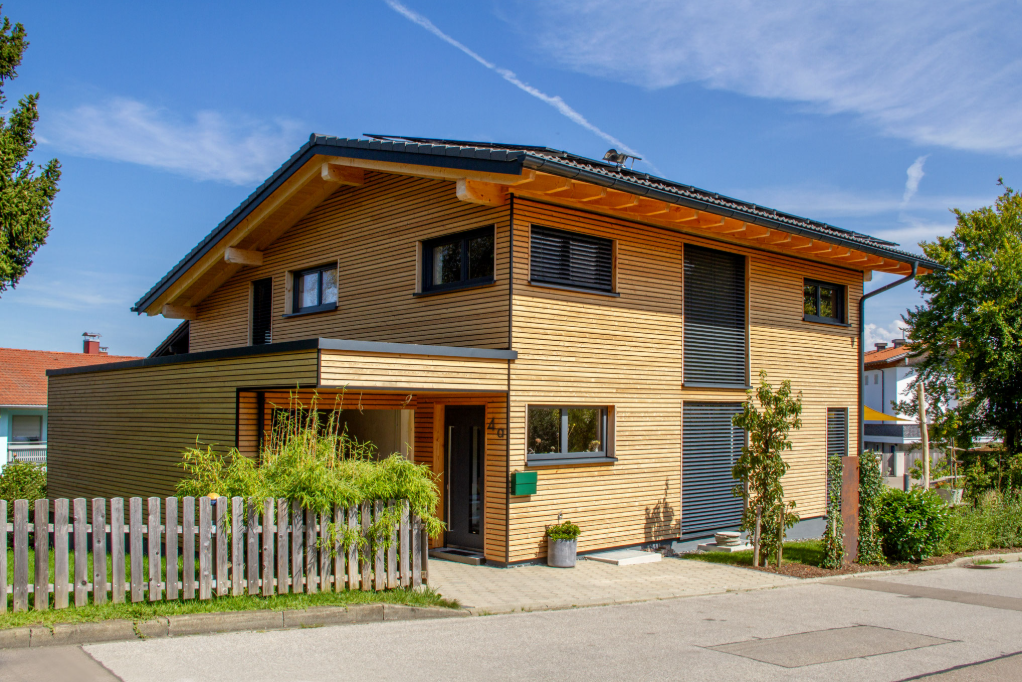 Altbausanierung: Holzhaus mit neuer Holzfassade im Allgäu