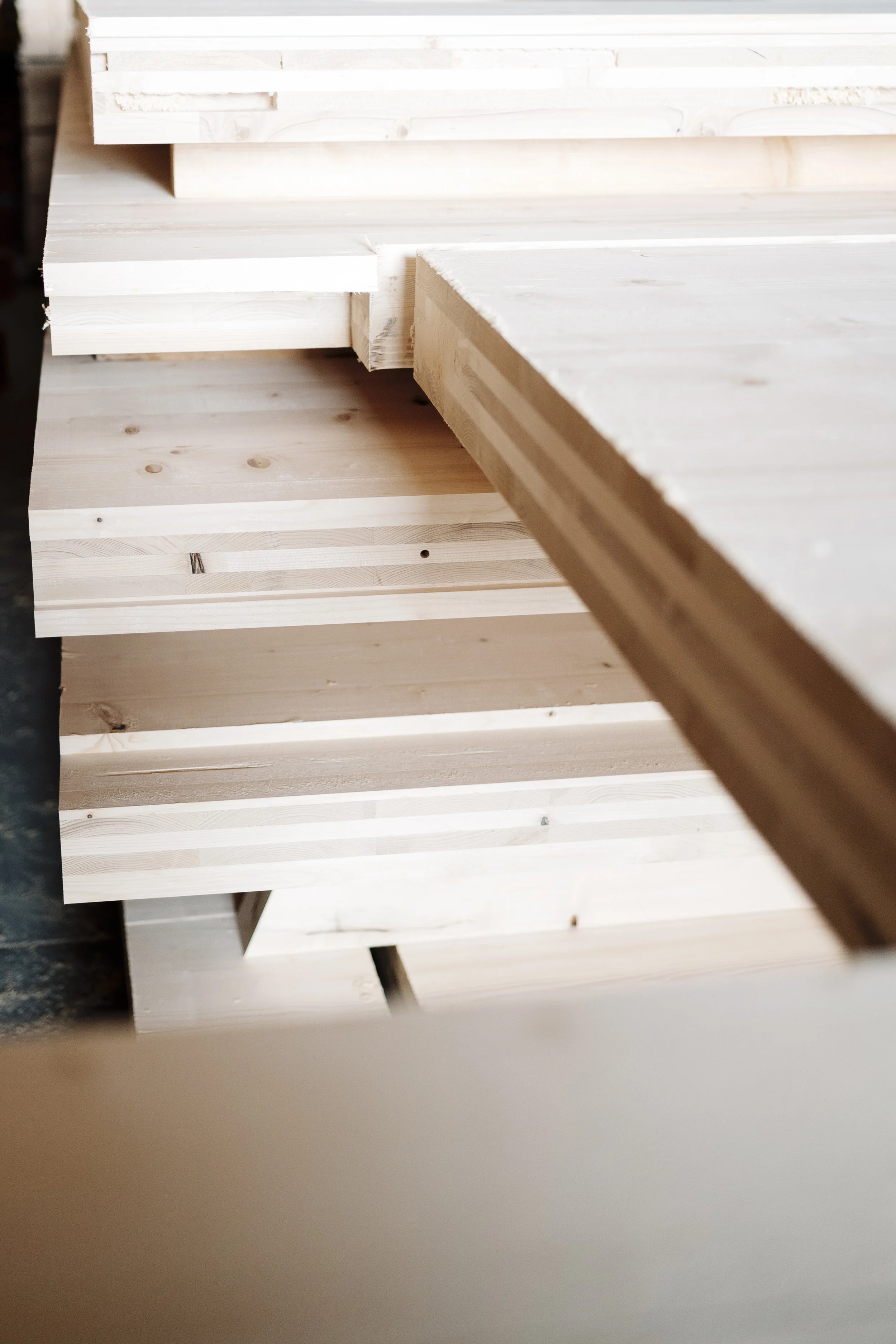 Holzplatten und Holzrahmen in einer Werkstatt, Holzarbeiten im Rohzustand.