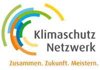 Logo des Klimaschutznetzwerks mit bunten kreisförmigen Linien und deutschem Text