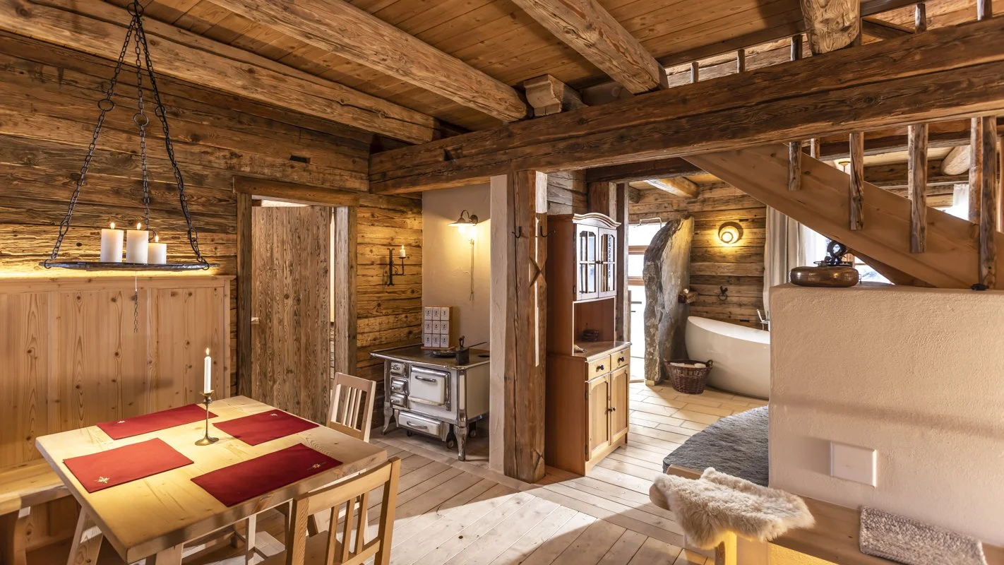 Gemütliches Holzhaus mit offenem Grundriss, Essbereich, Kamin, Badezimmer mit freistehender Badewanne, Stufen leading zu einem trope Heating
