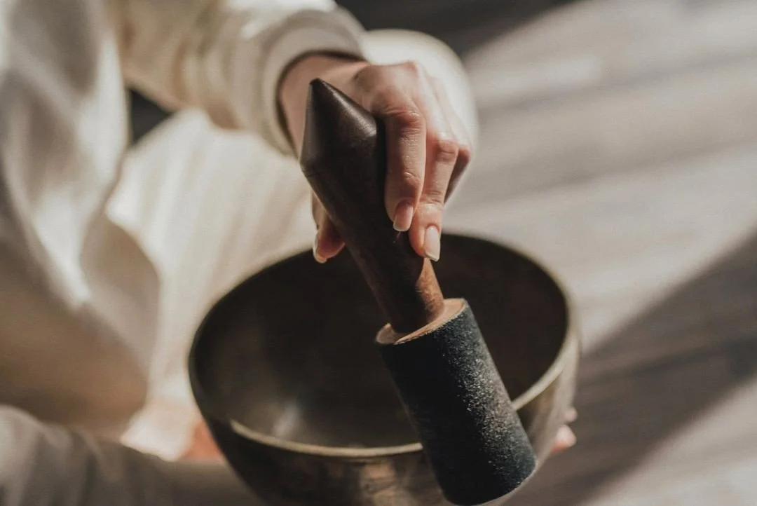 Les bols tibétains et le système nerveux : ce que la science dit des bains sonores