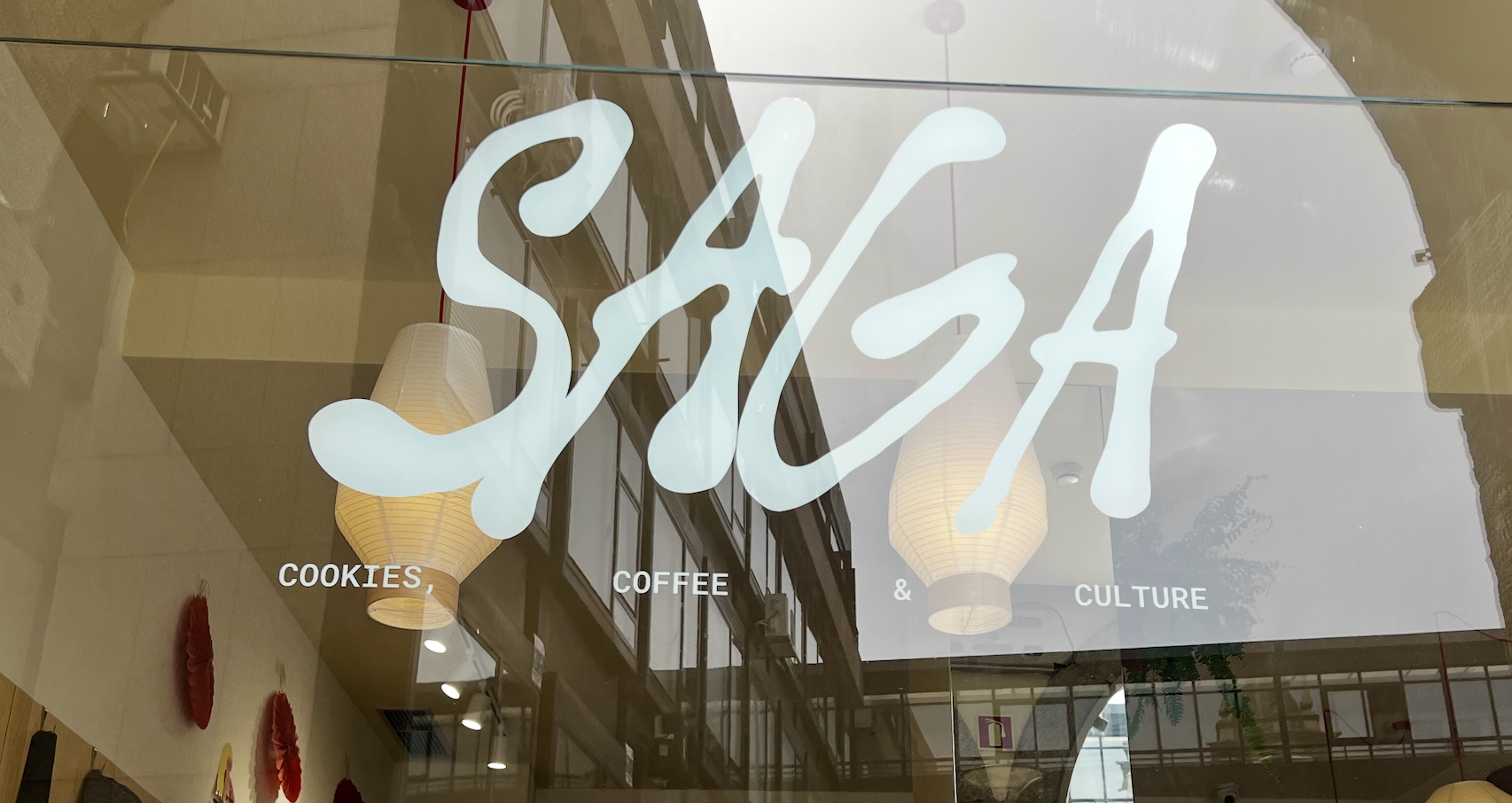 Foto de uma vitrine de loja SAGA Cookies, Coffee & Culture.