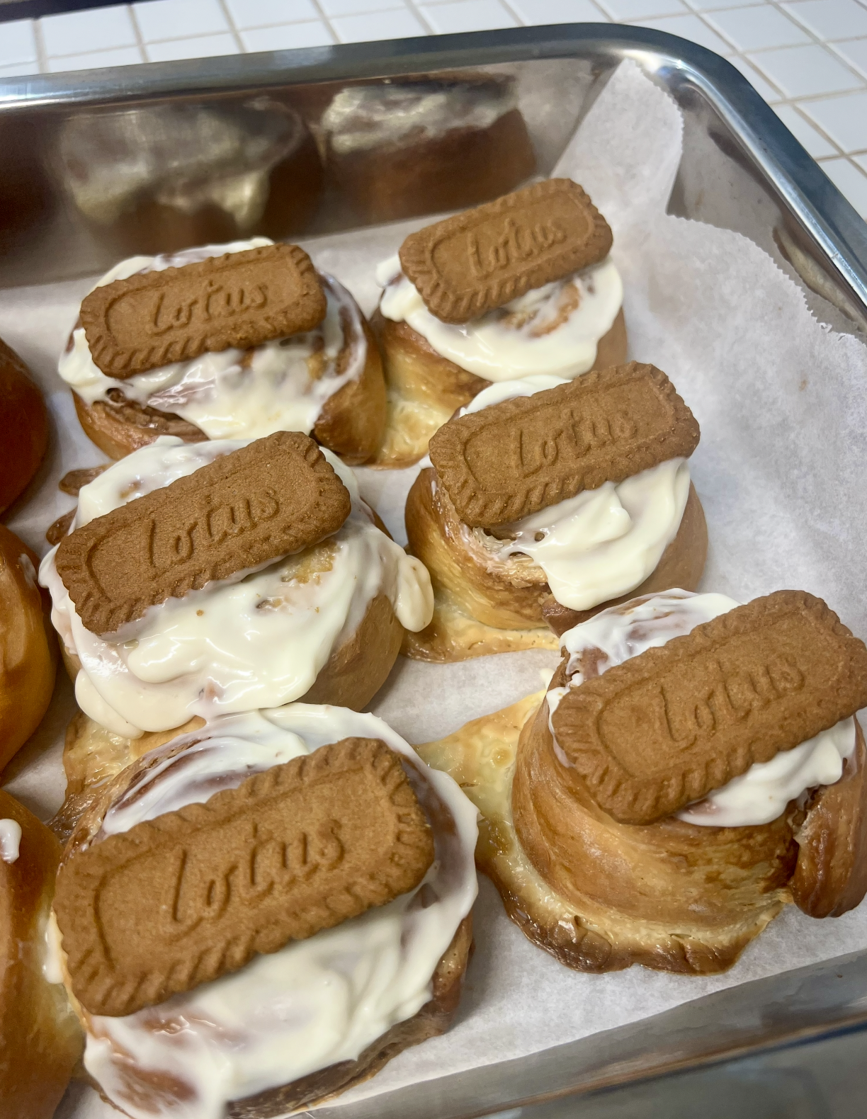 Lotus Roll da SAGA COOKIES decorados com biscoitos Lotus.