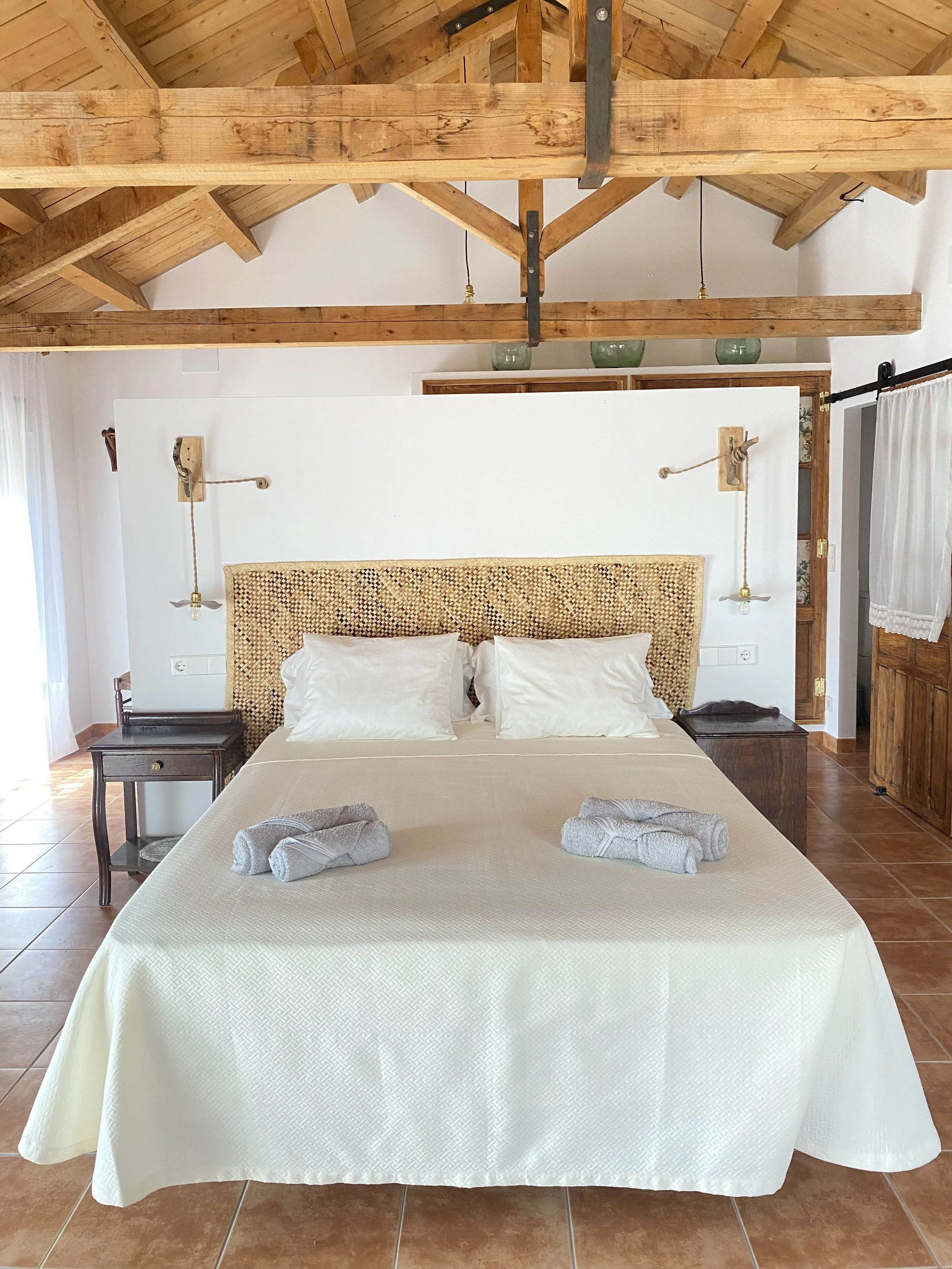 Suite con bañera integrada para una experiencia de relax exclusiva cerca de Madrid