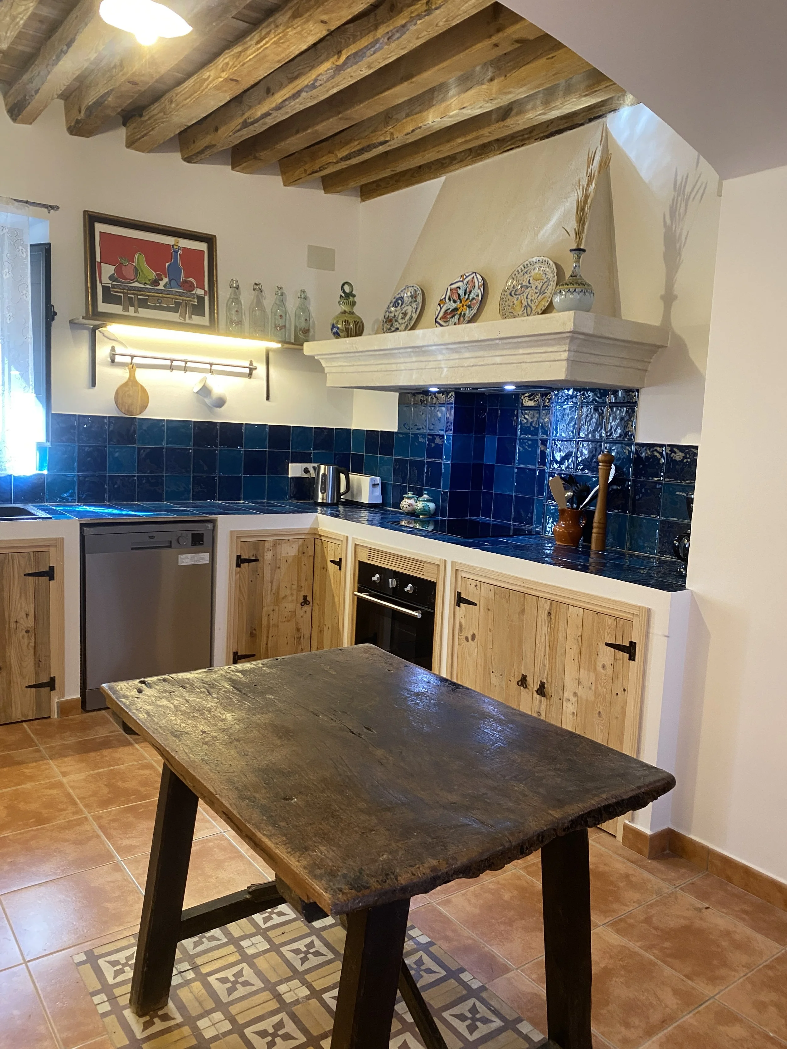 Cocina rústica equipada con acabados artesanales y azulejos tradicionales