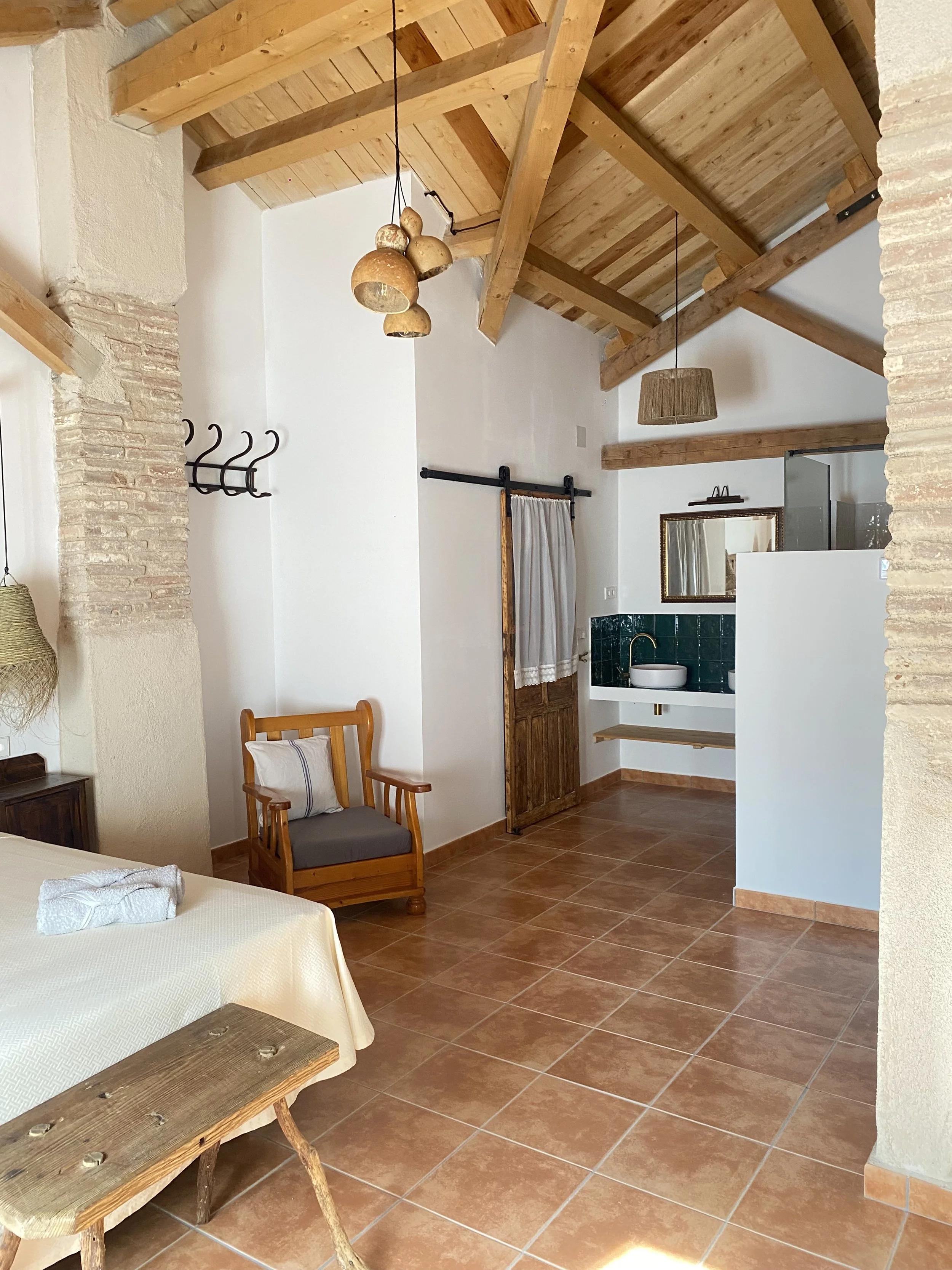 Habitación doble con baño en suite y decoración rústica en Toledo