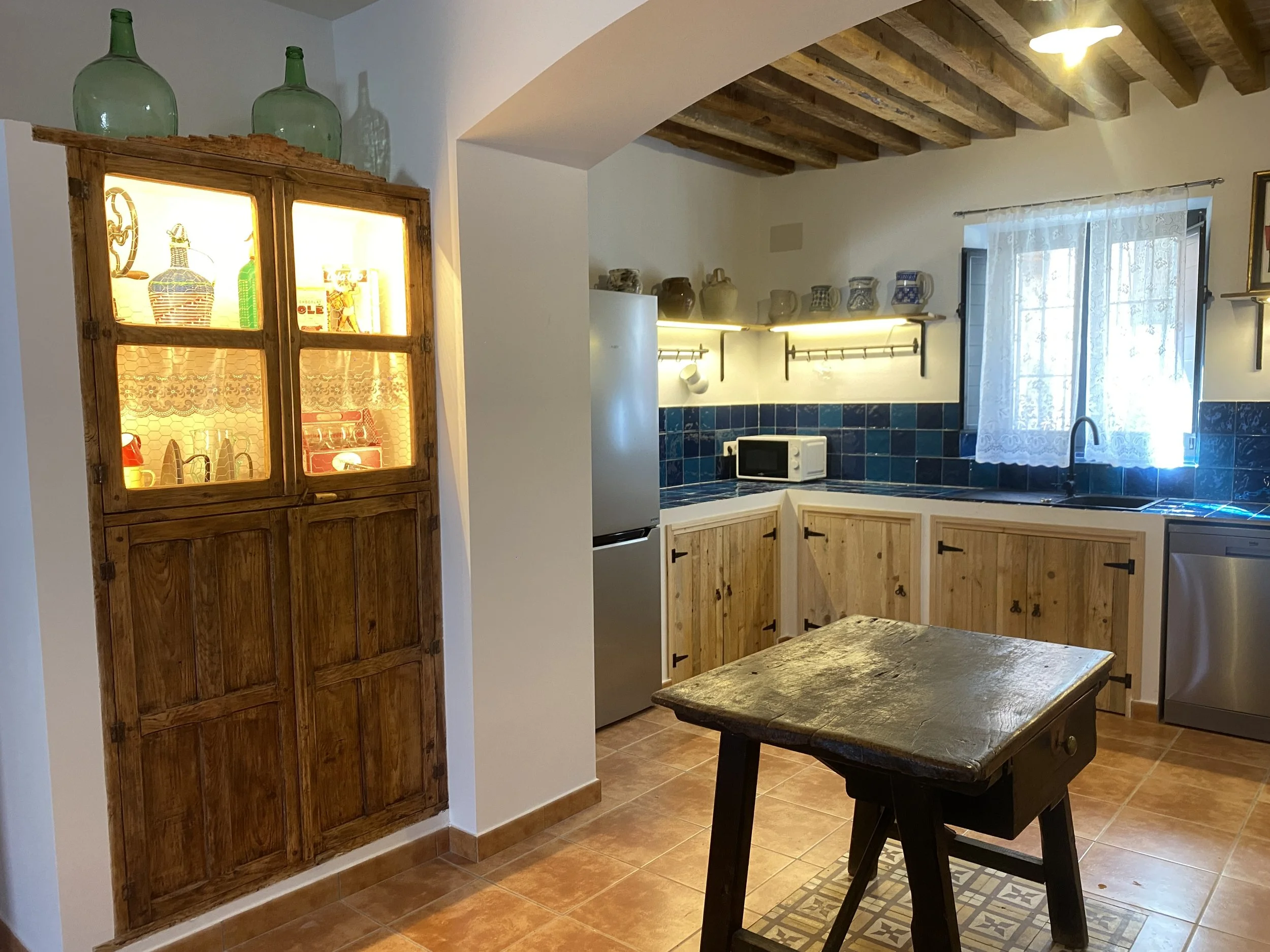 Cocina equipada con alacena original restaurada en Toledo