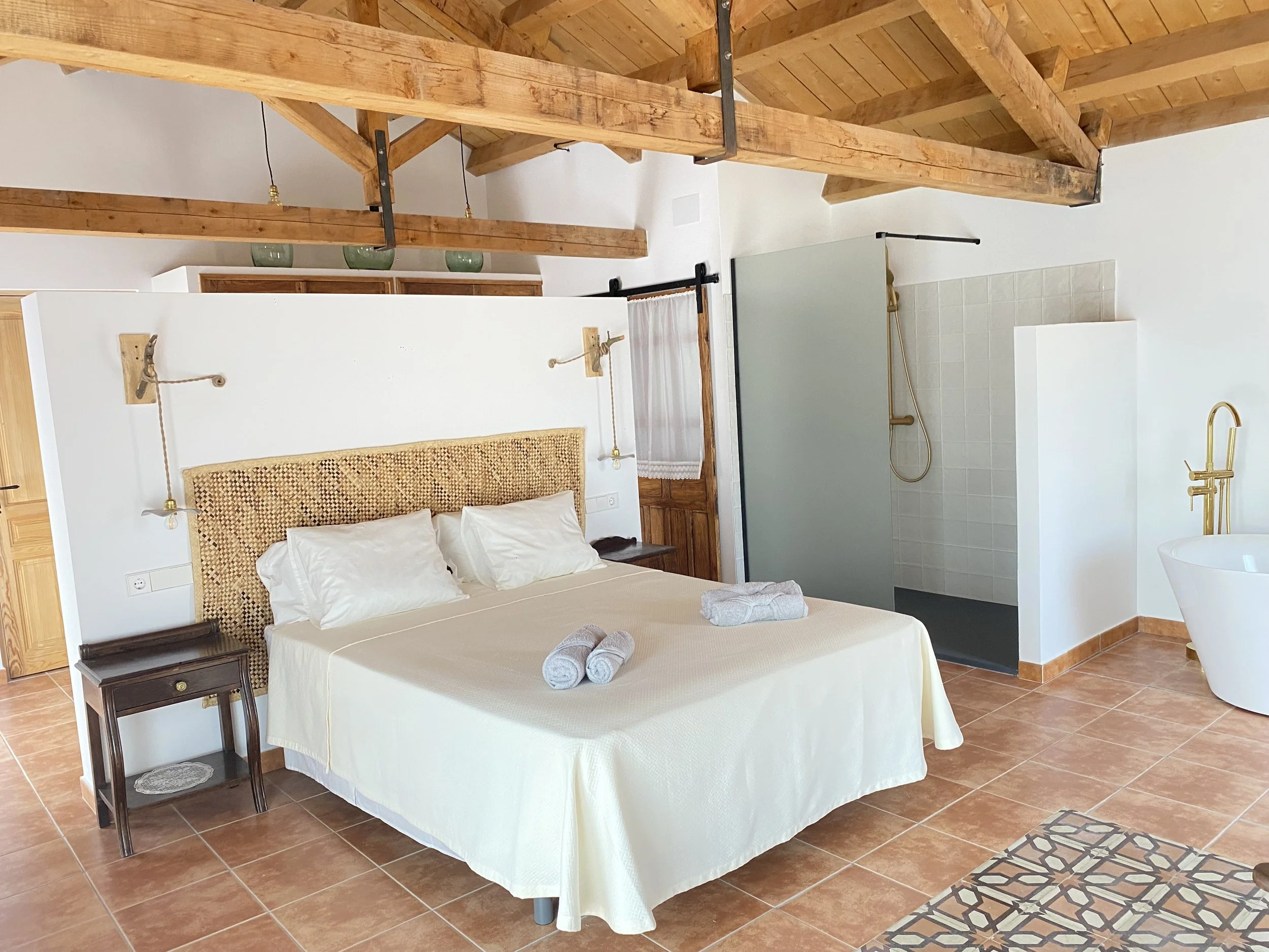 Suite principal con bañera exenta y techo de madera cerca de Madrid
