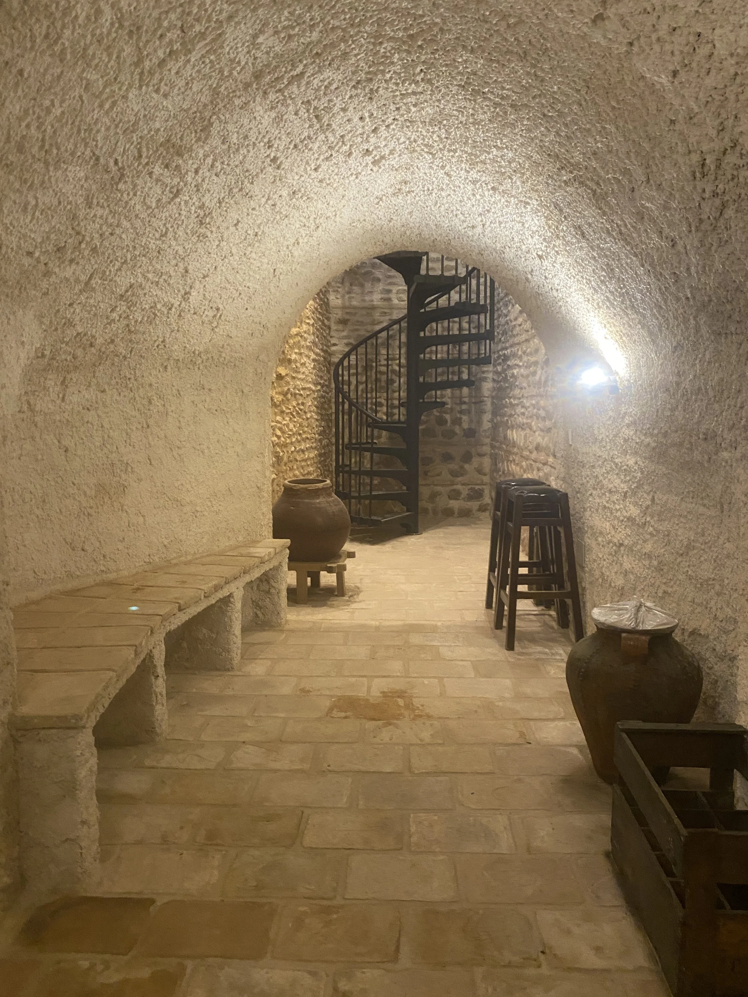 Arquitectura tradicional en cueva restaurada en la mancha