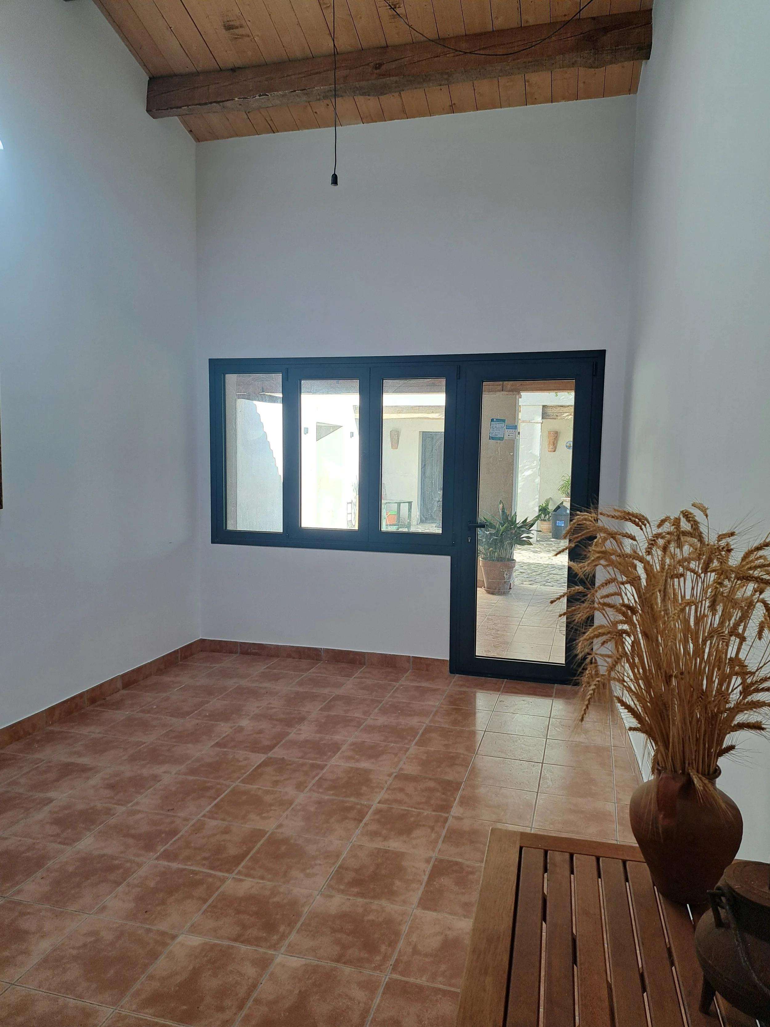 Sala polivalente en casa rural para retiros, reuniones o eventos como team building