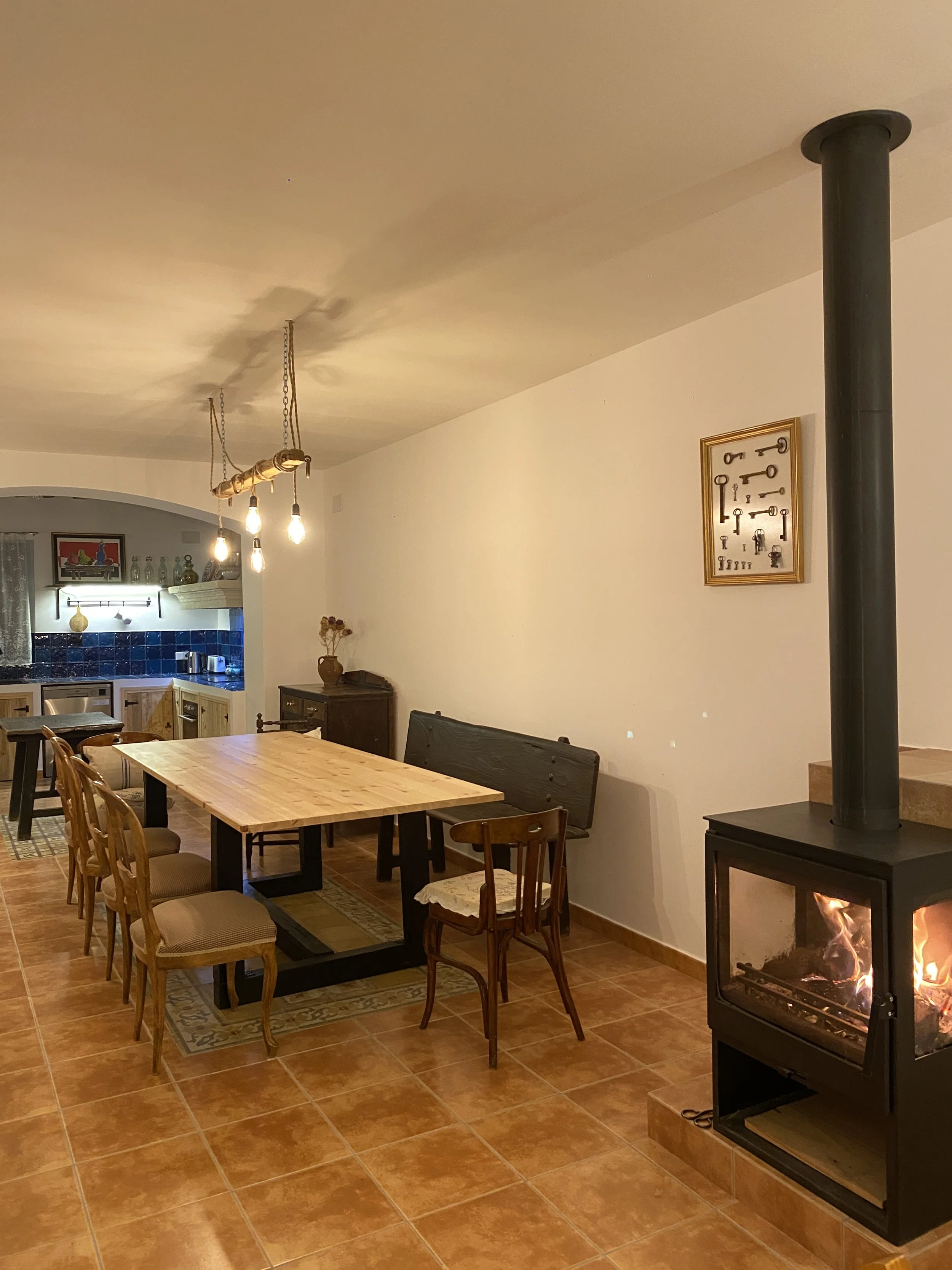 Amplio comedor cálido y acogedor con chimenea de leña en Toledo