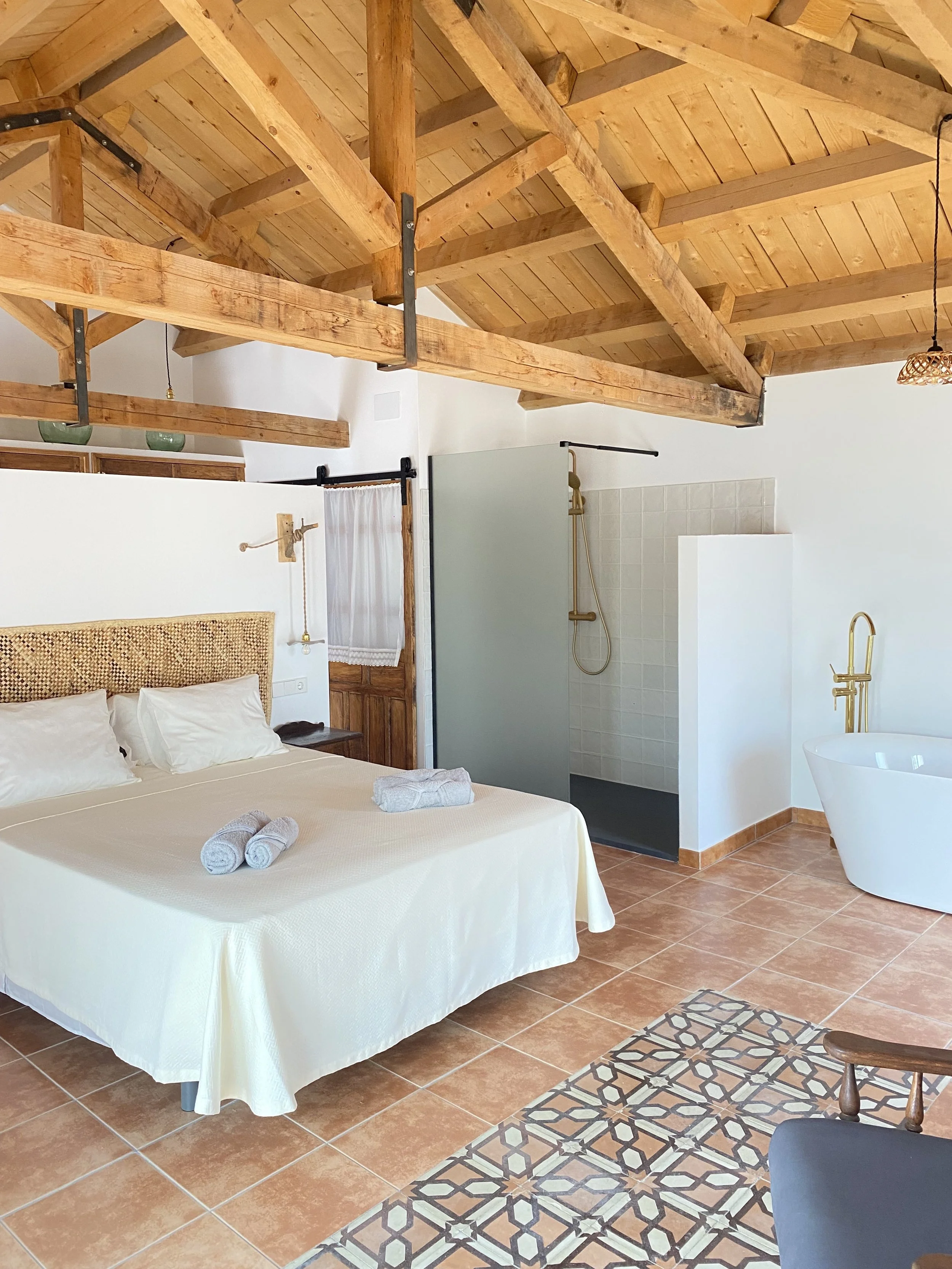 Suite rústica premium con baño privado y vigas de madera cerca de Madrid