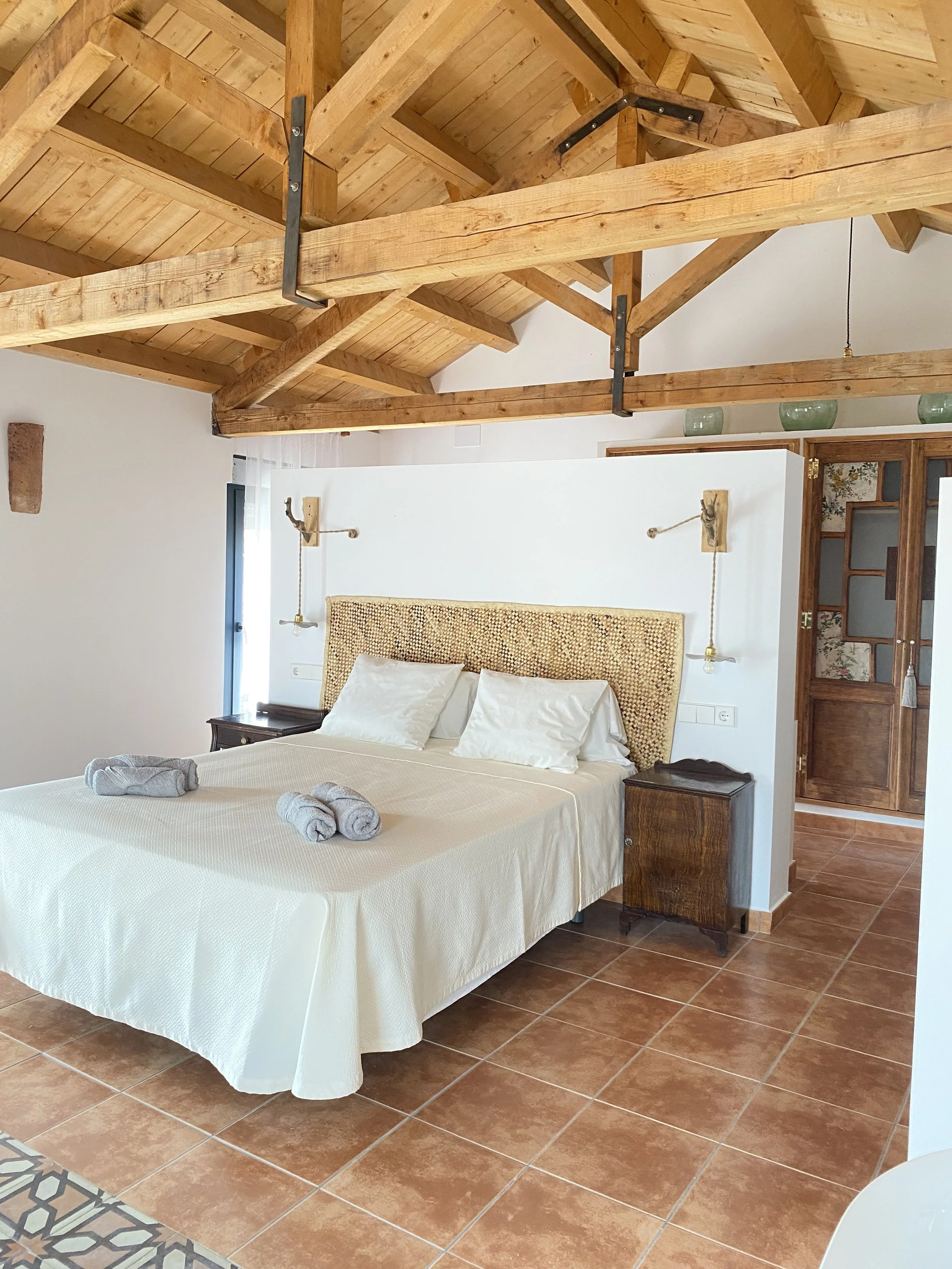 Dormitorio principal con cama doble y detalles tradicionales restaurados