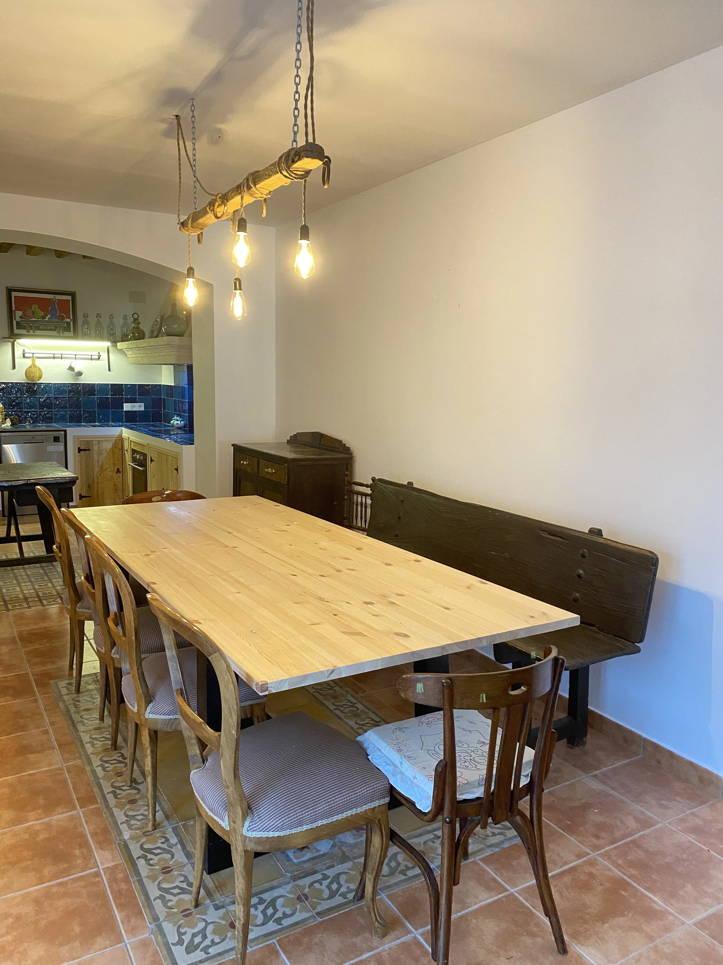 Comedor amplio y cocina equipada para grupos y familias cerca de Madrid