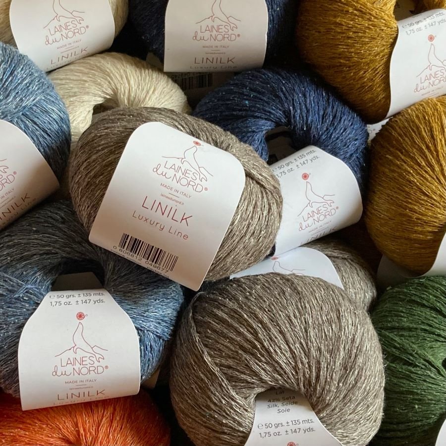 Kuva värillisistä langoista, jotka ovat merkitty brändillä "Laines du Nord."