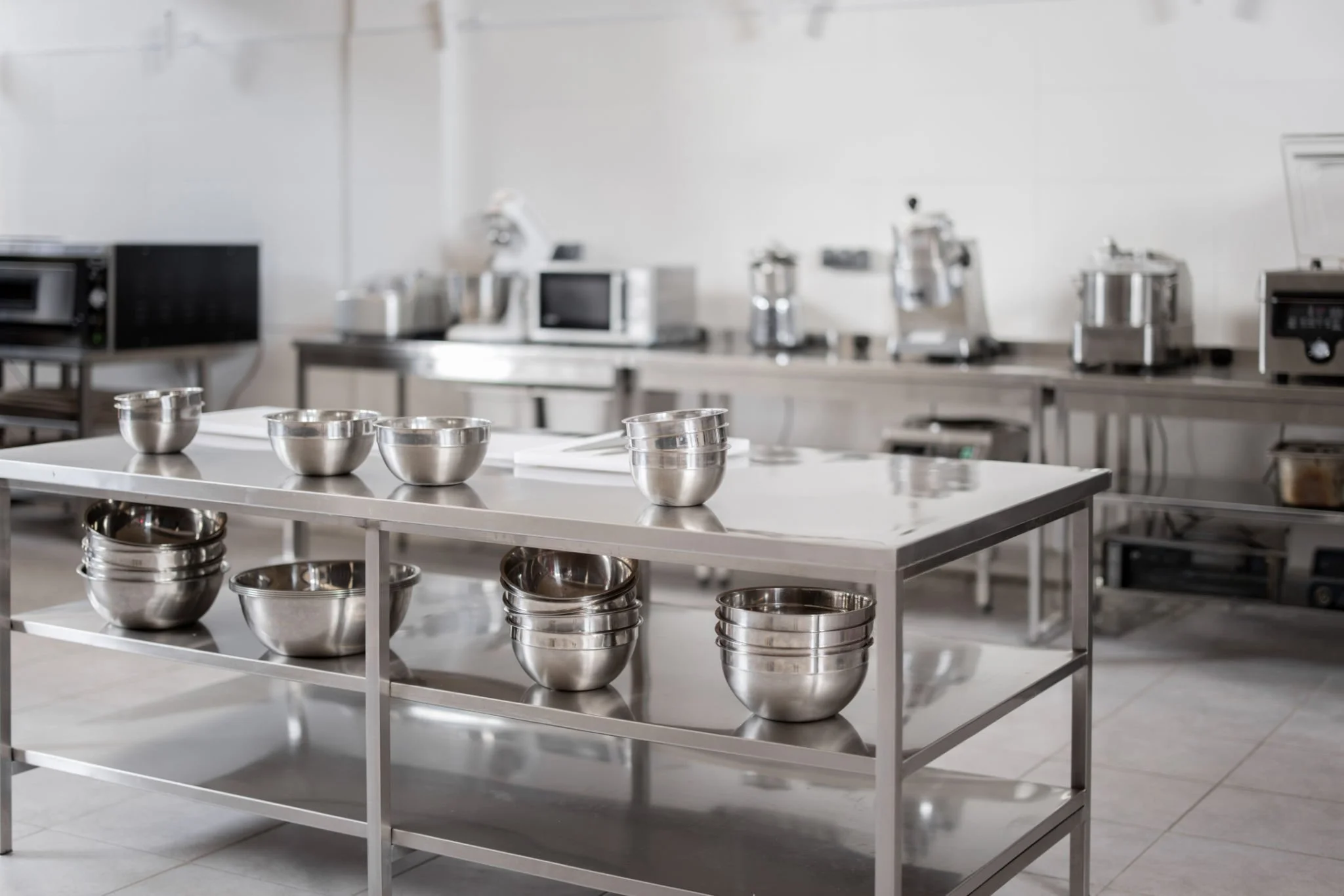  FOOD-GRADE INSTALLATIONS  
Hygienic stainless steel solutions for kitchens, food production areas and commercial environments requiring strict cleanliness standards. 