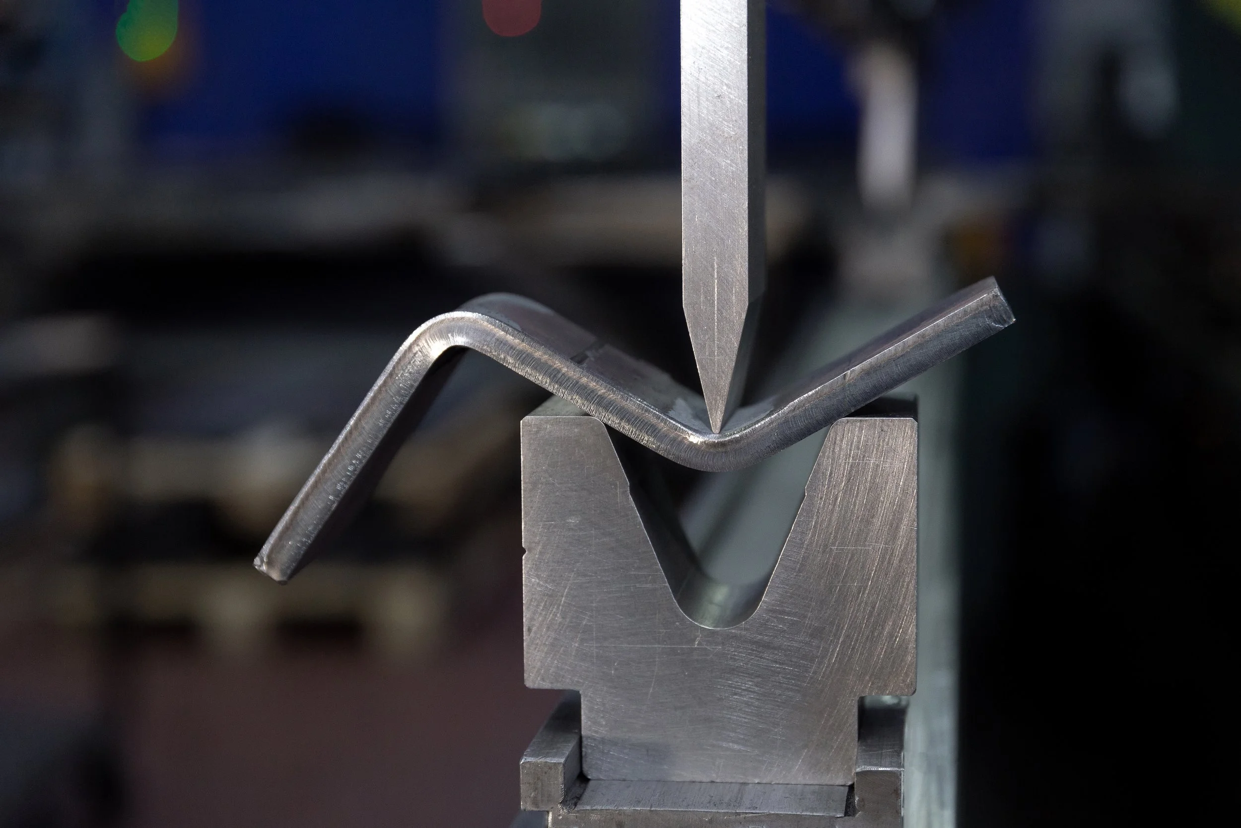   FORMING &amp; BENDING  
Steel folding, rolling and press-forming to achieve complex profiles and geometries. 