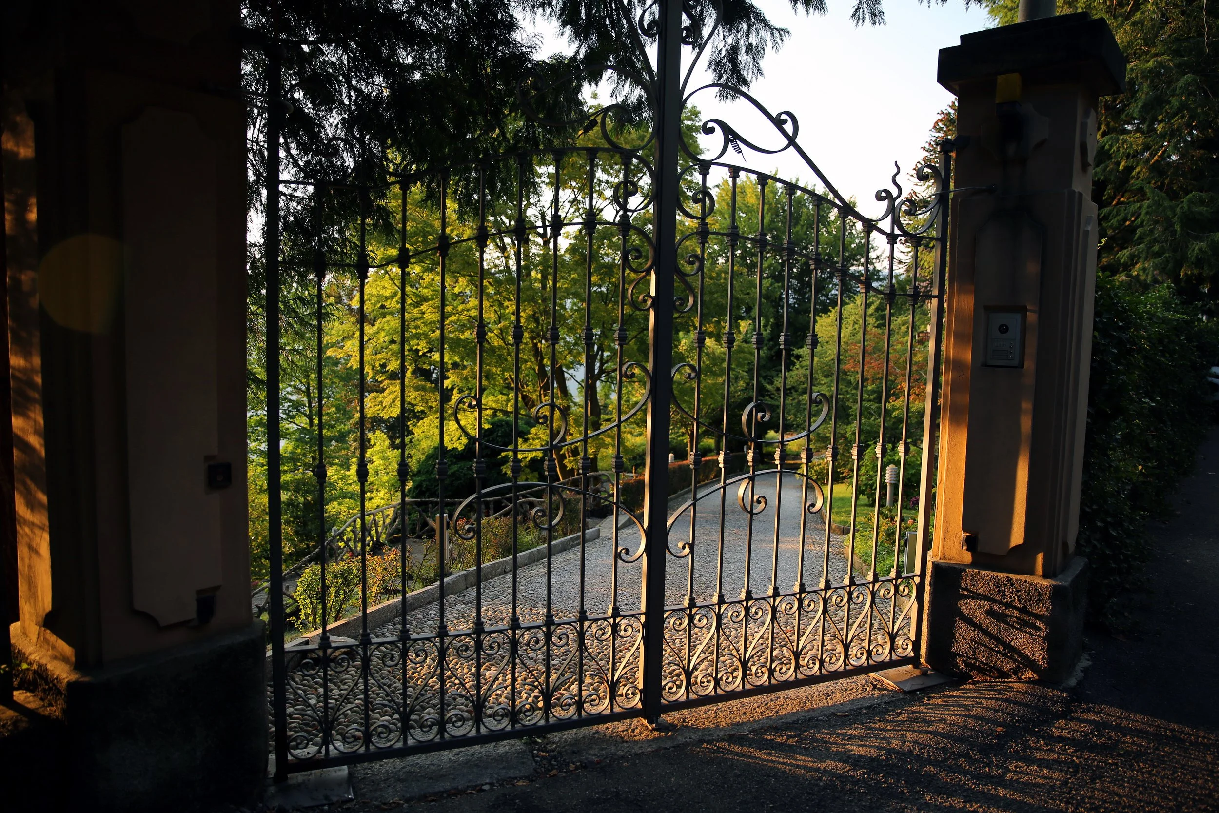   DRIVEWAY & ENTRANCE FEATURES  
Statement entrance pieces including gates, posts and matching metalwork designed to elevate the look and presence of your property. 