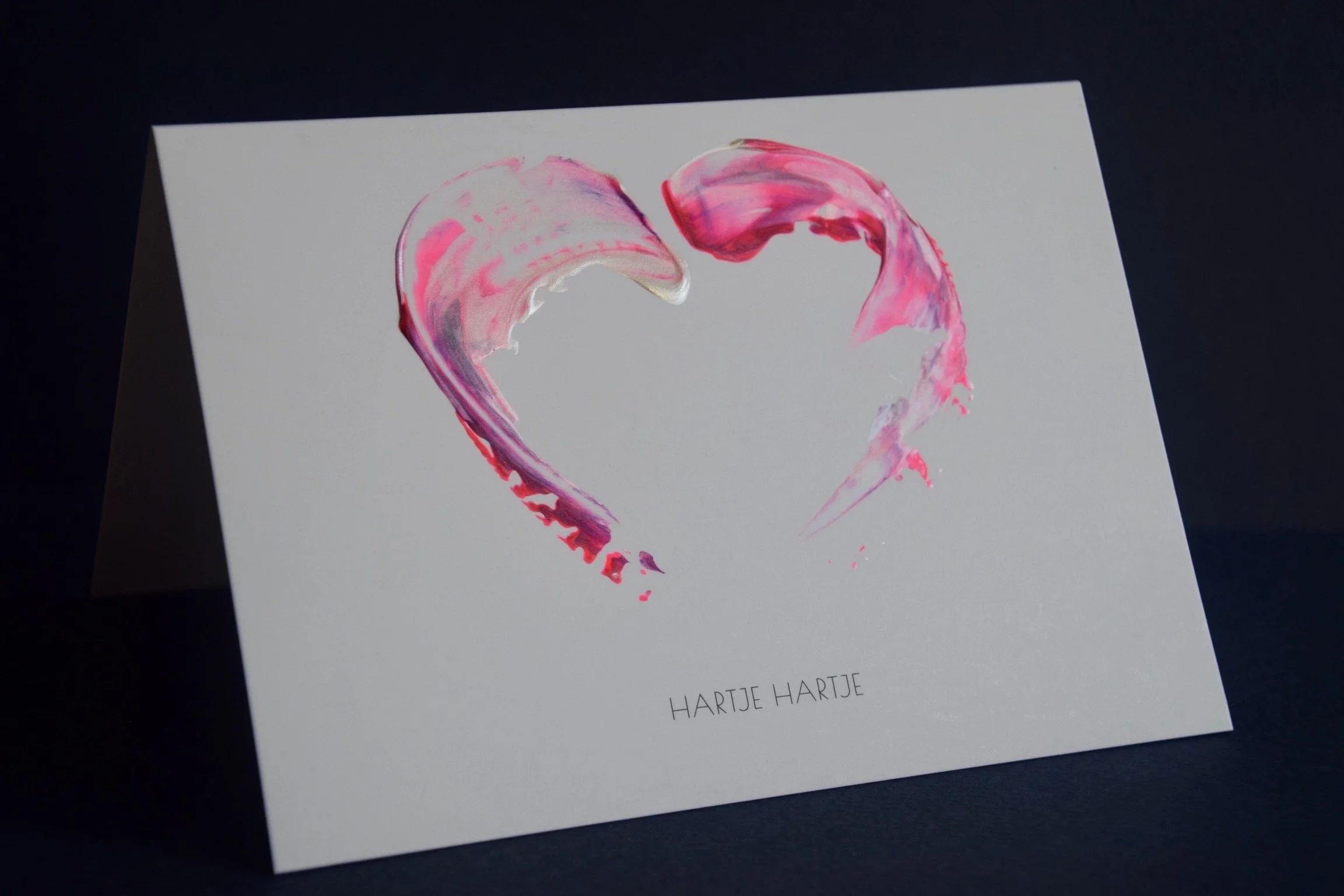 liefdevolle boodschap op handgemaakte kaart met acrylverf. Kleuren in verschillende tinten roze en neon.