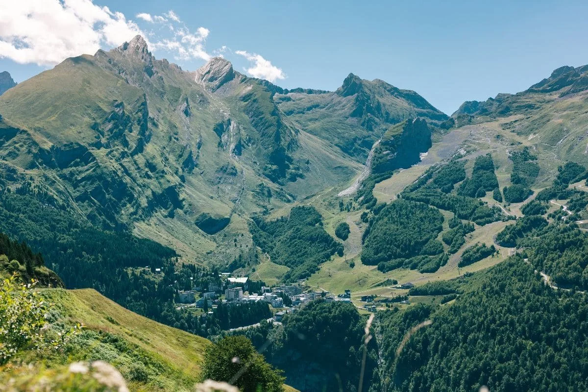 Paysage montagneux avec un village au fond