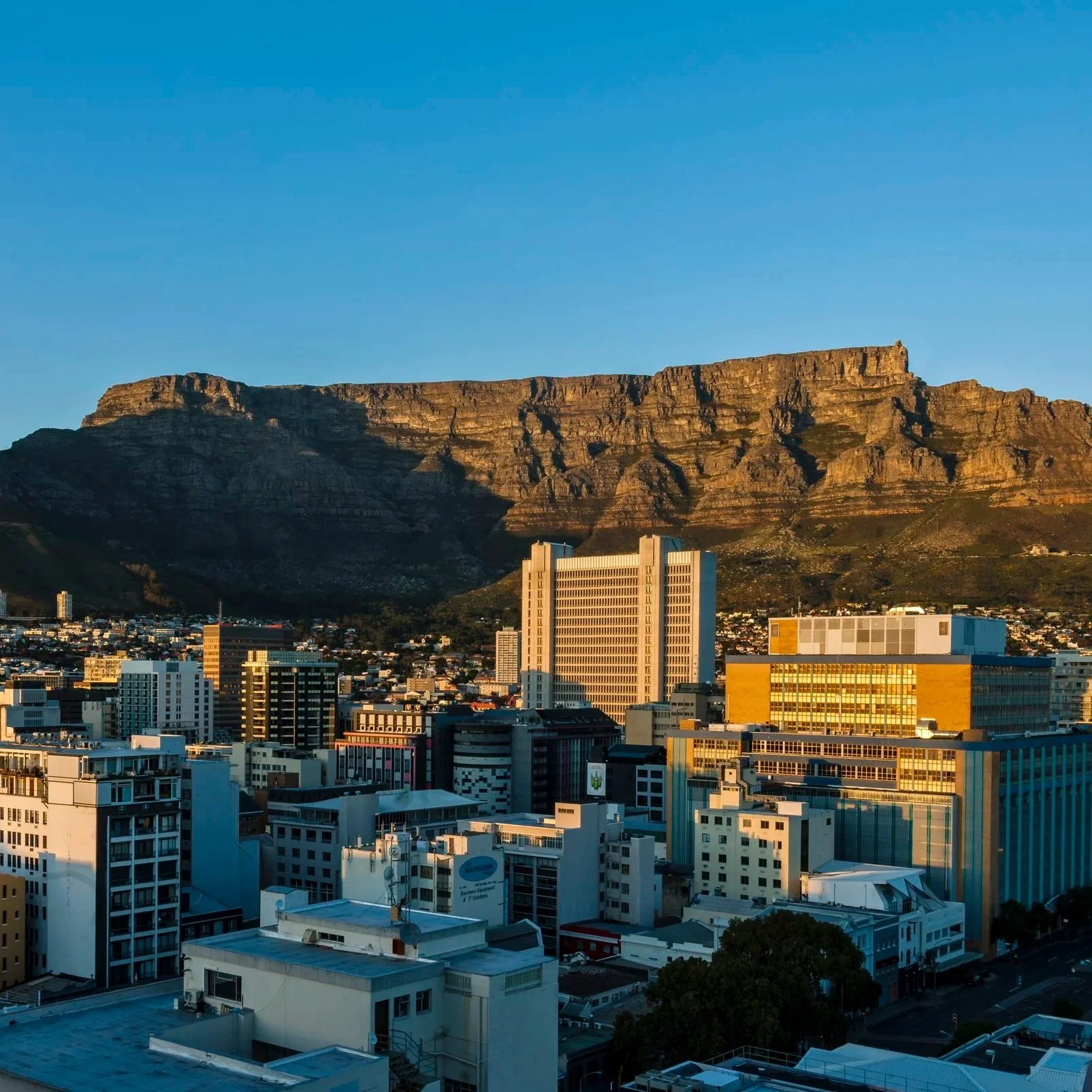 Cape_Town_City_Bowl_and_Table_Mountain_at_dawn.jpg