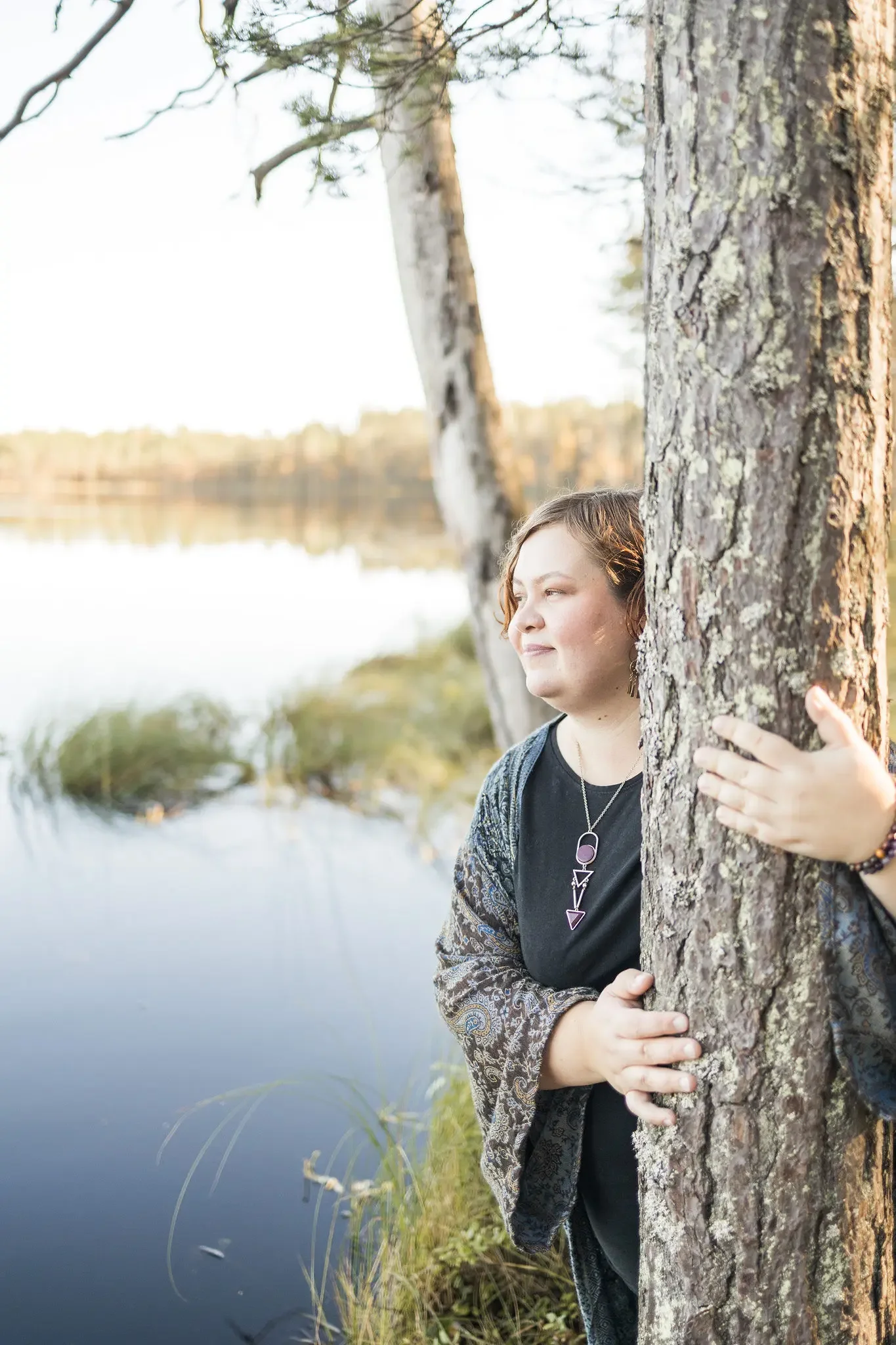 Tunnevyöhyketerapeutti rentoutumassa uonnon keskellä.