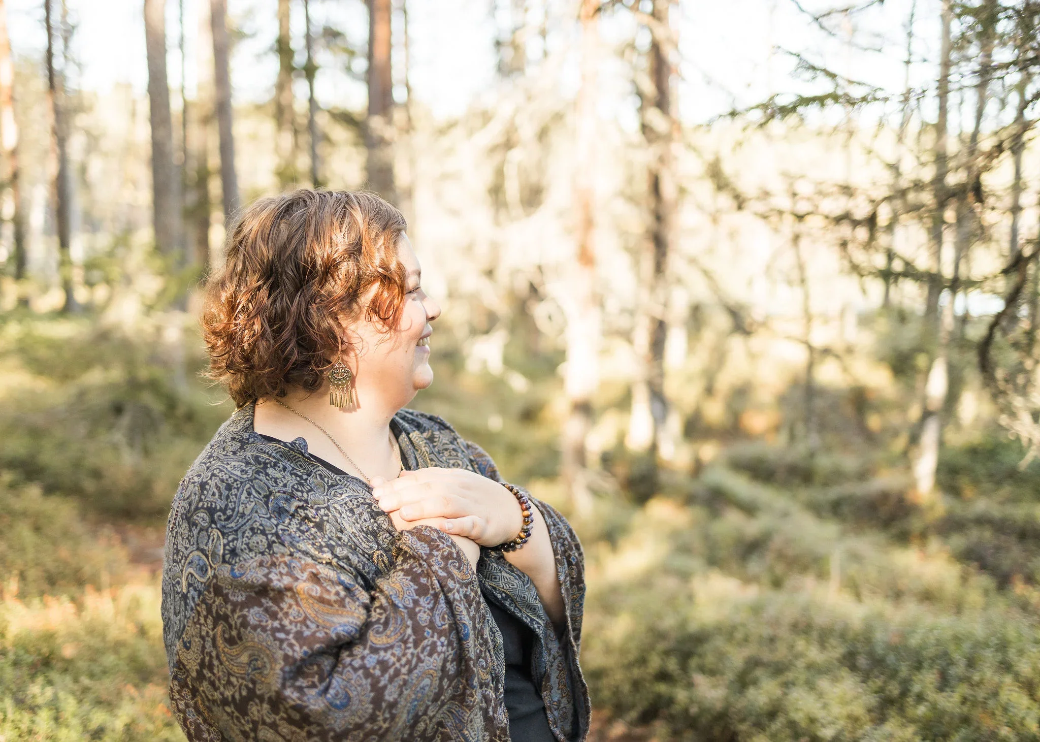 Vyöhyketerapeutti metsämaisemassa