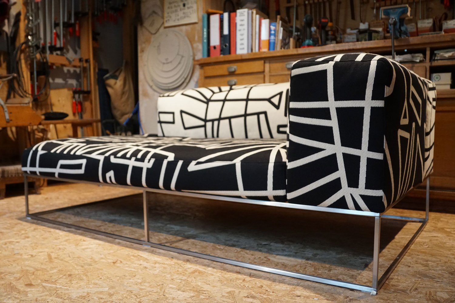 Polsterei in der Ostschweiz: Modernes Designsofa mit grafischem Schwarz-Weiss-Stoff neu bezogen – individuelle Polsterarbeit und Inspiration für aussergewöhnliche Möbelgestaltung.