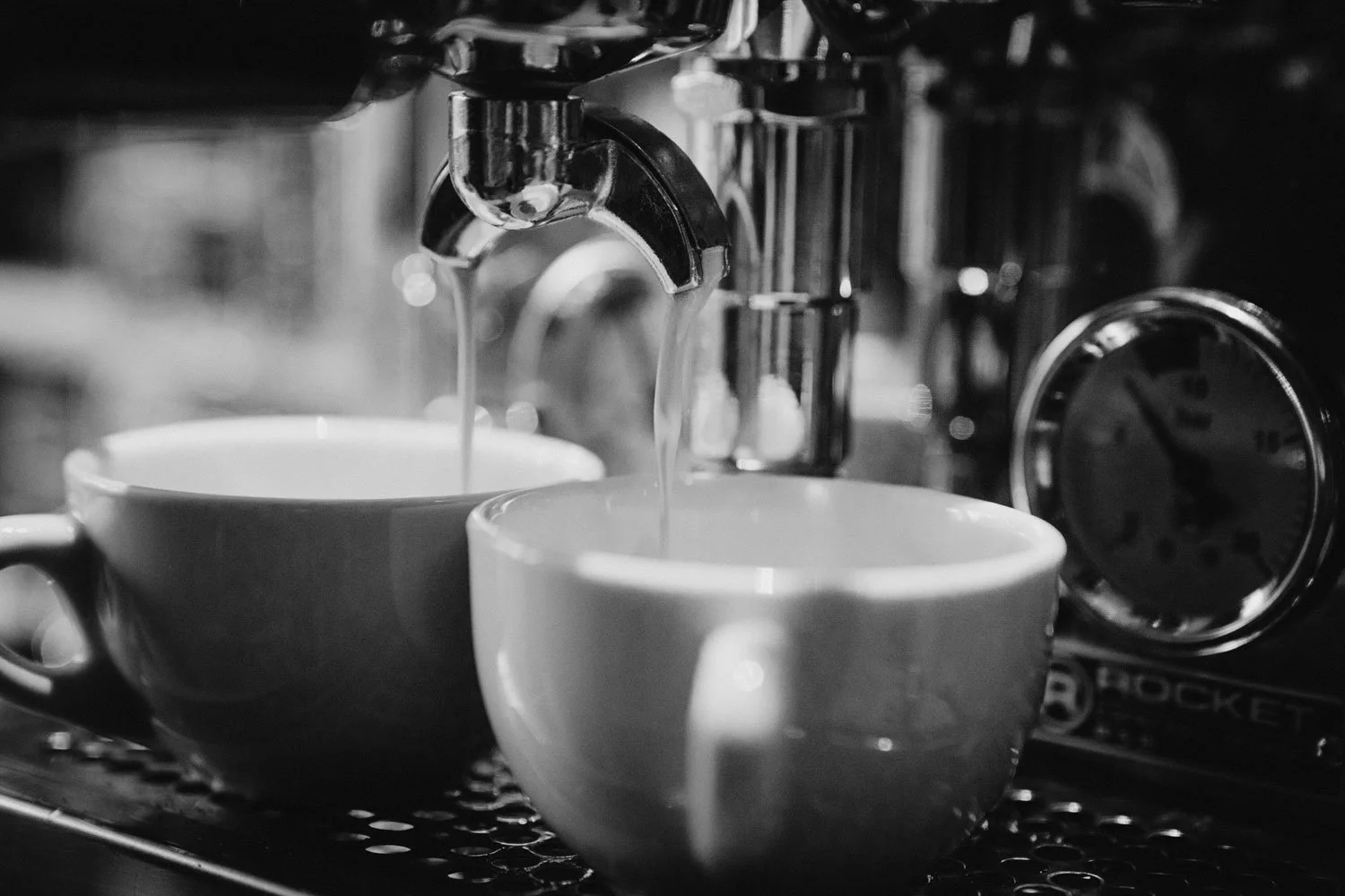 Frisch zubereiteter Cappuccino an der Siebträgermaschine im Café Saienbrücke in Urnäsch – Barista-Kaffee im Appenzellerland.