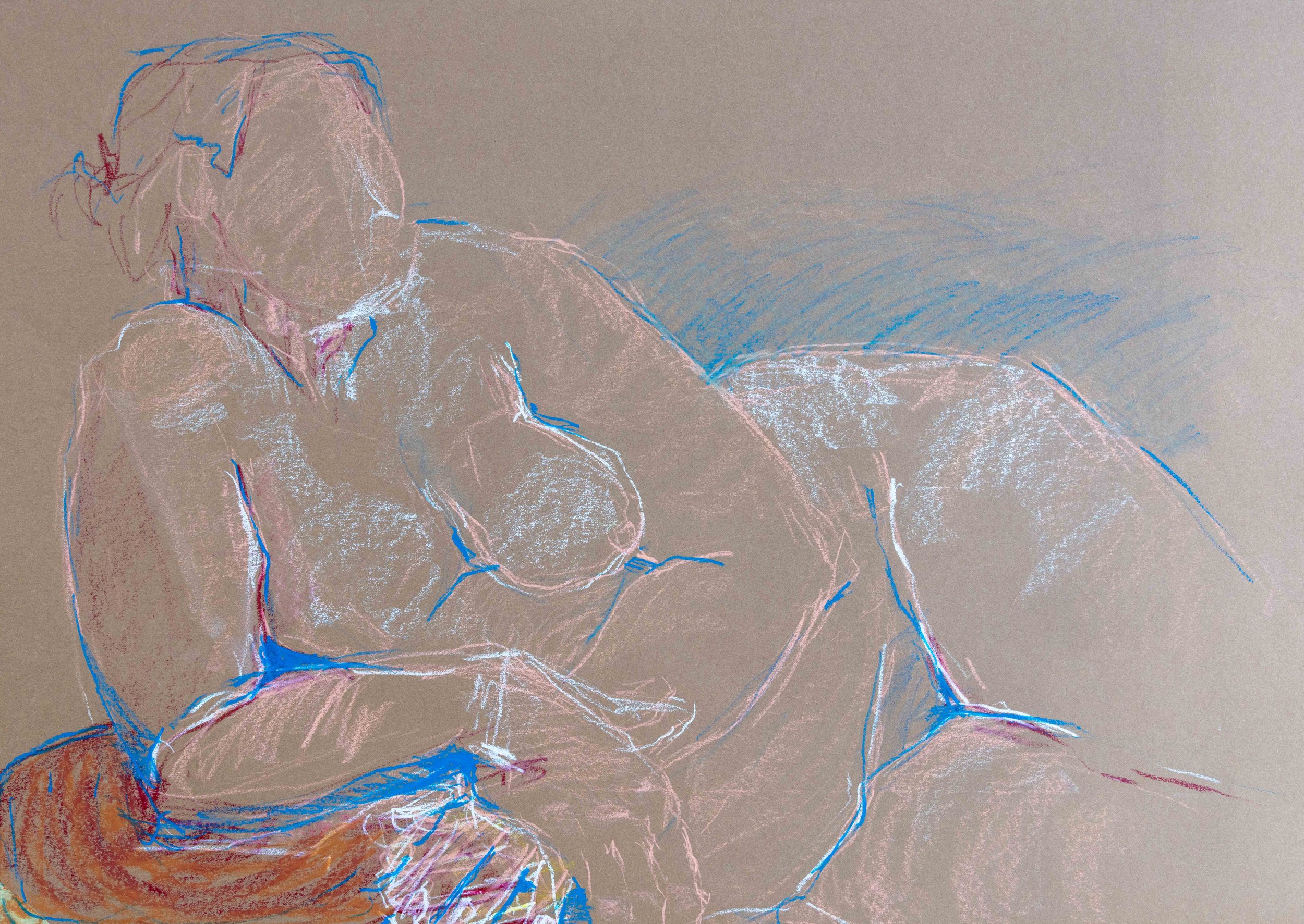 Figurative Aktzeichnung auf getöntem Papier. Damaris Tobler arbeitet mit farbigen Kreiden und lockeren Konturen in Blau, Weiss und Rot. Eine Inspiration für das Zeichnen des menschlichen Körpers mit wenigen, bewusst gesetzten Linien.