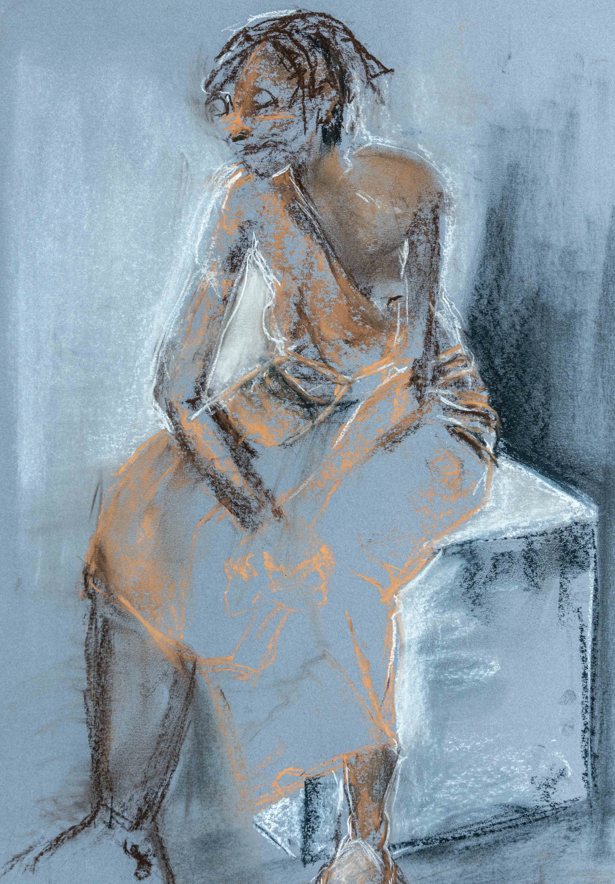 Figurative Körperstudie von Damaris Tobler aus Urnäsch im Appenzellerland. Kohleartige Schattierungen treffen auf orangefarbene Linien und helle Kreidespuren. Durch das Arbeiten in mehreren Schichten gewinnt die sitzende Figur Tiefe und Ausdruck.