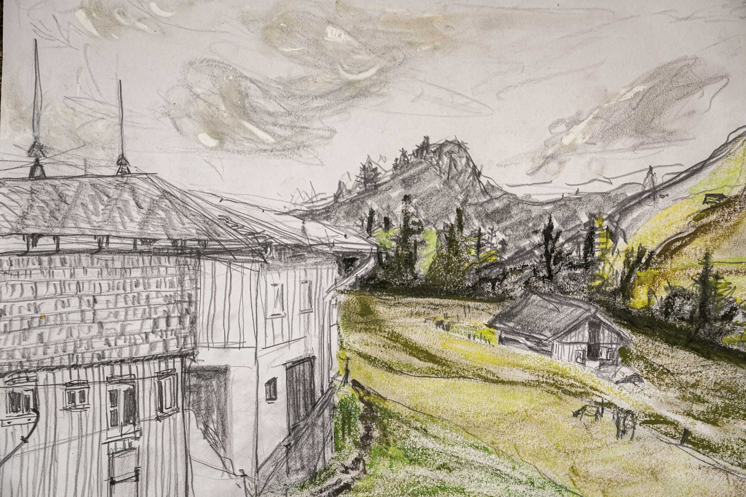 Zeichnung einer Appenzeller Landschaft von Damaris Tobler. Feine Bleistiftlinien und zurückhaltende Grün- und Gelbtöne erfassen Häuser, Wiesen, Berge und Himmel – eine zeichnerische Annäherung an Landschaft und Architektur im Appenzellerland.