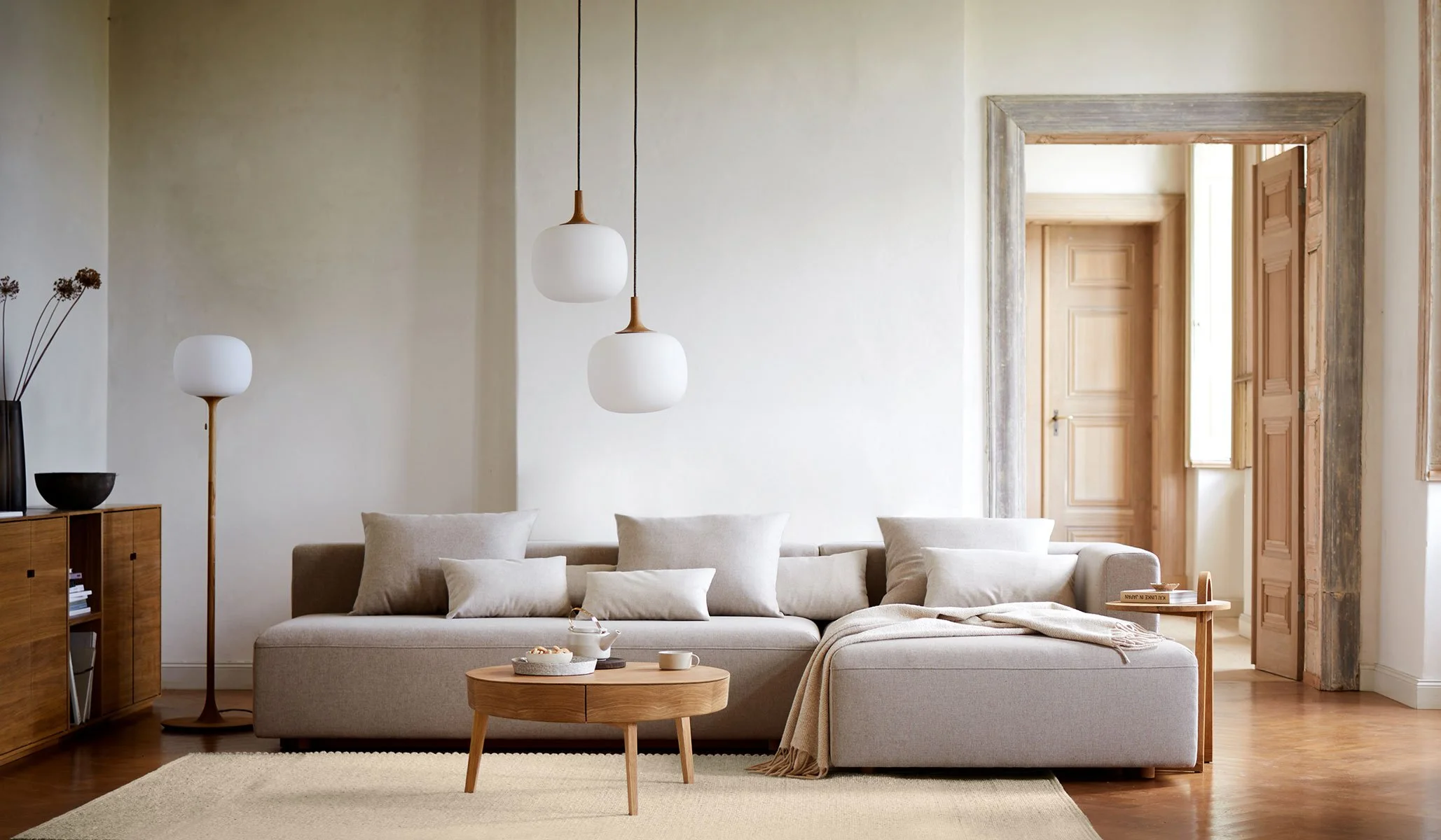 Ökologisches Sofa neu kaufen in der Schweiz: Helles nachhaltiges Natursofa mit Chaiselongue von Grüne Erde – hochwertiges Sofa aus natürlichen Materialien.