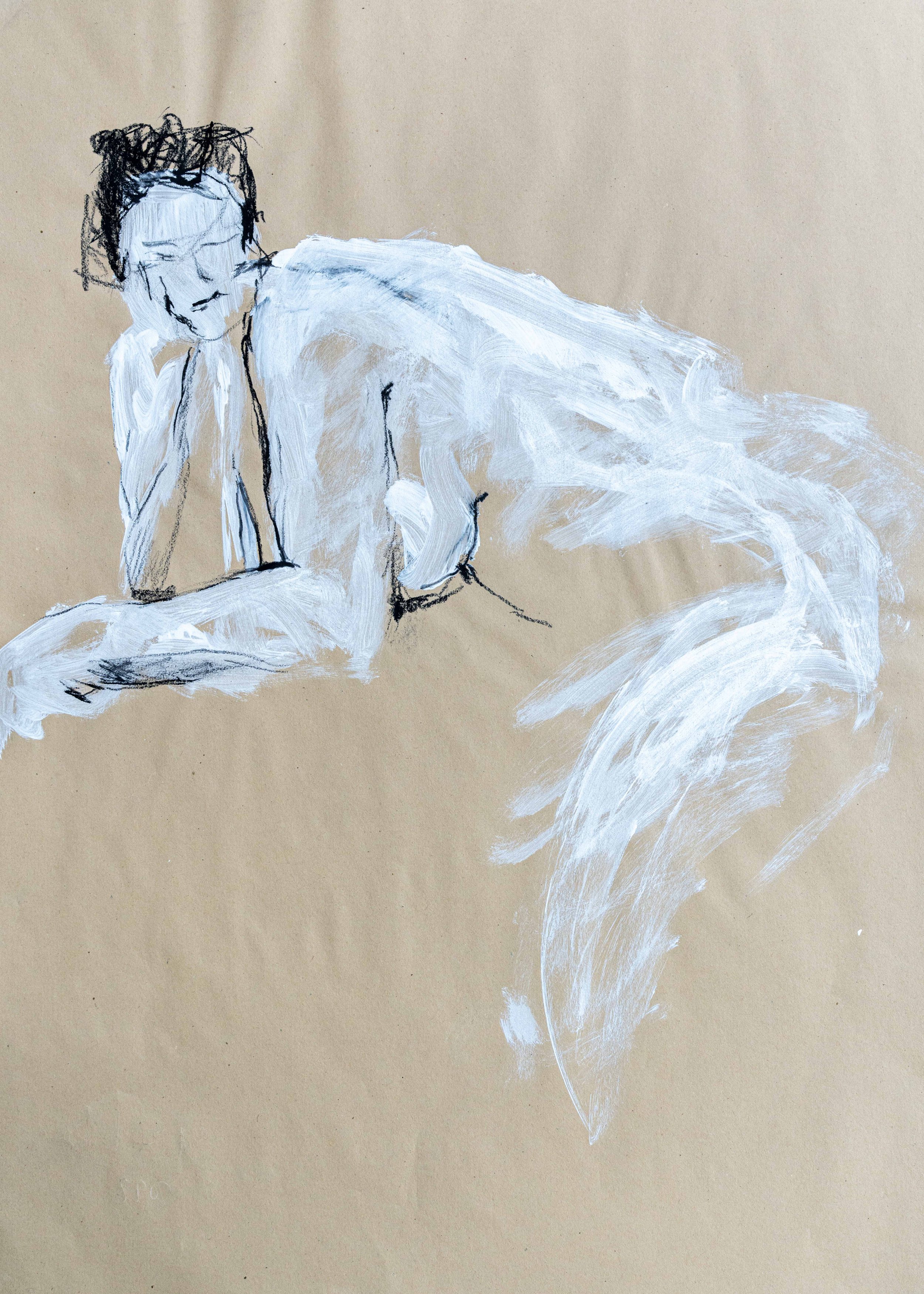 Figurative Zeichnung einer liegenden Person von Damaris Tobler. Wenige schwarze Linien und frei gesetztes Weiss lassen den Körper zwischen genauer Beobachtung und malerischer Auflösung entstehen.