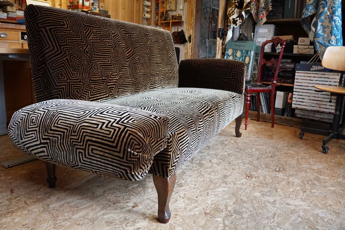 Altes Sofa mit hochwertigem Musterstoff neu beziehen lassen – Möbelrestaurierung und Polsterei im Appenzellerland.