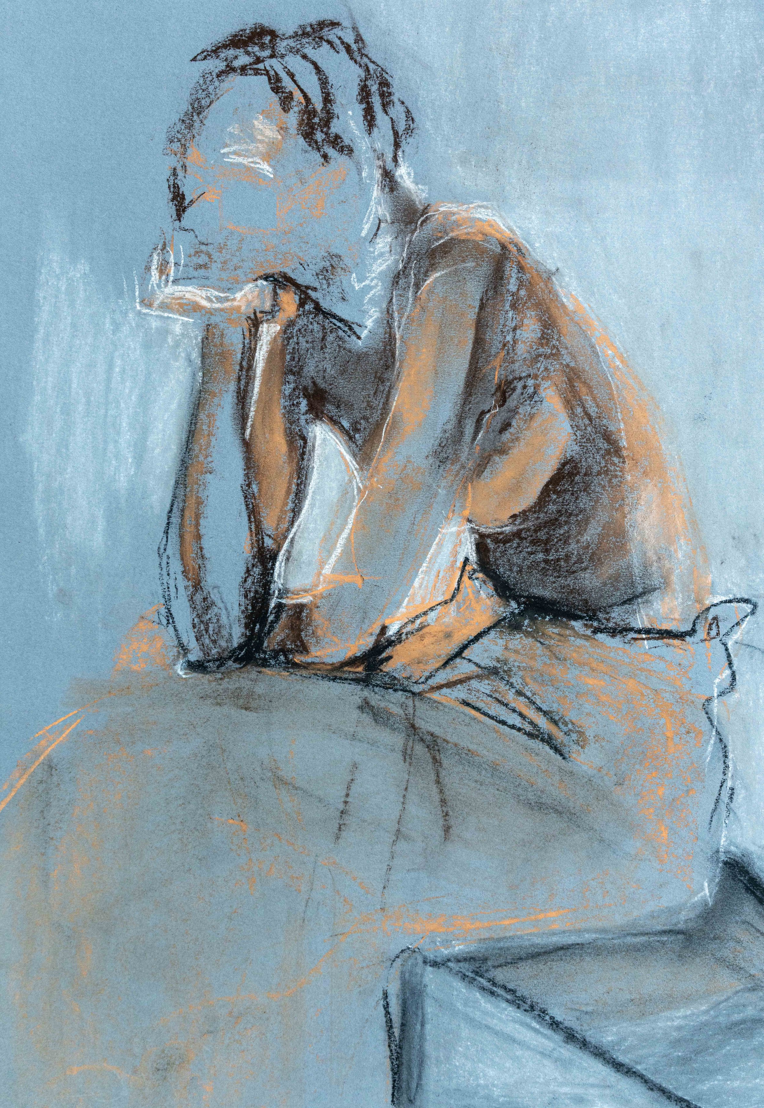 Sitzende Figur in Mischtechnik von Damaris Tobler. Kohleartige Schatten, helle Kreide und orange Linien überlagern sich auf blauem Grund. Die Arbeit zeigt, wie unterschiedliche Zeichenmaterialien Körper, Licht und Volumen entstehen lassen.