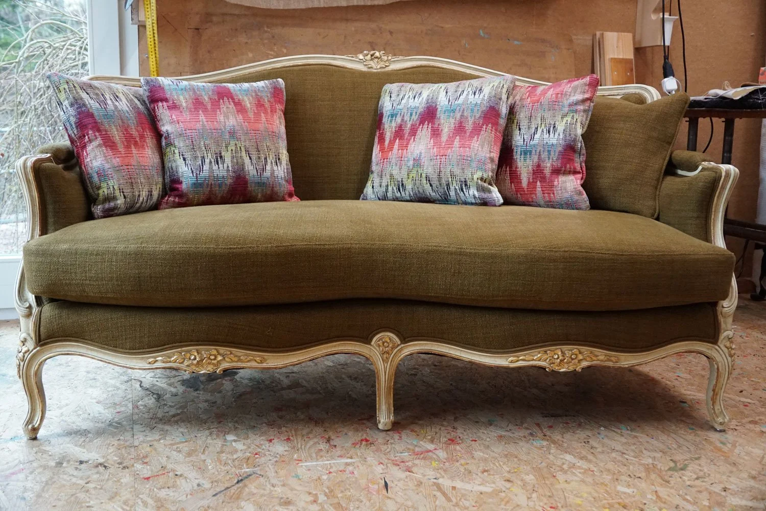 Restauriertes antikes Sofa mit olivgrüner Polsterung und farbigen Kissen – Inspiration für die Möbelrestaurierung in St. Gallen, Bodenseeregion und der Ostschweiz.