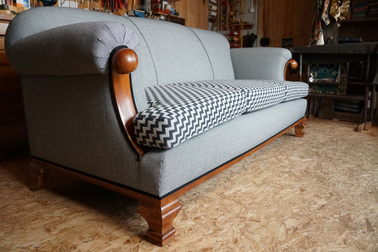 Altes Sofa neu gepolstert und mit verschiedenen Stoffen bezogen – Polsterei und Möbelrestaurierung für Thurgau, St. Gallen und die Ostschweiz.